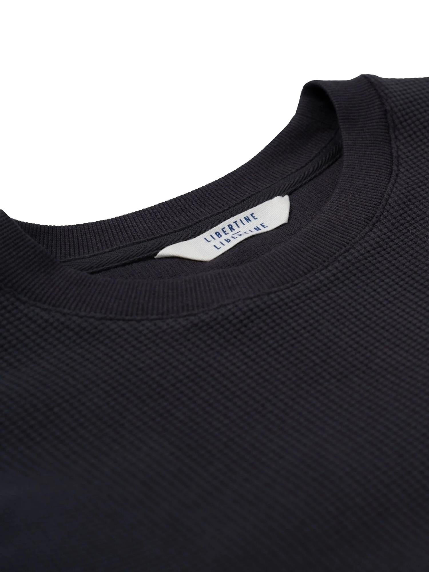 Libertine Libertine Astro longsleeve i koksgrå bomull, med rundt halsutskjæring og lang ermelengde, på modell.