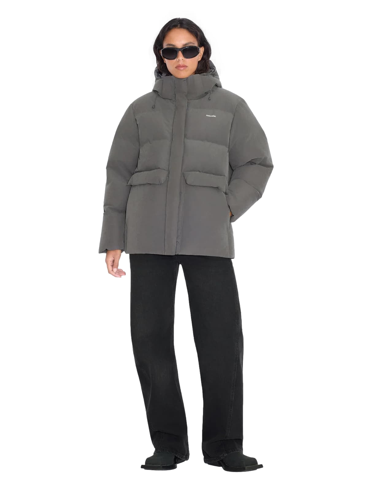 Holzweiler Besseggen Brushed Down grå jakke med syntetisk fyll og myk overflate, vist på modell.