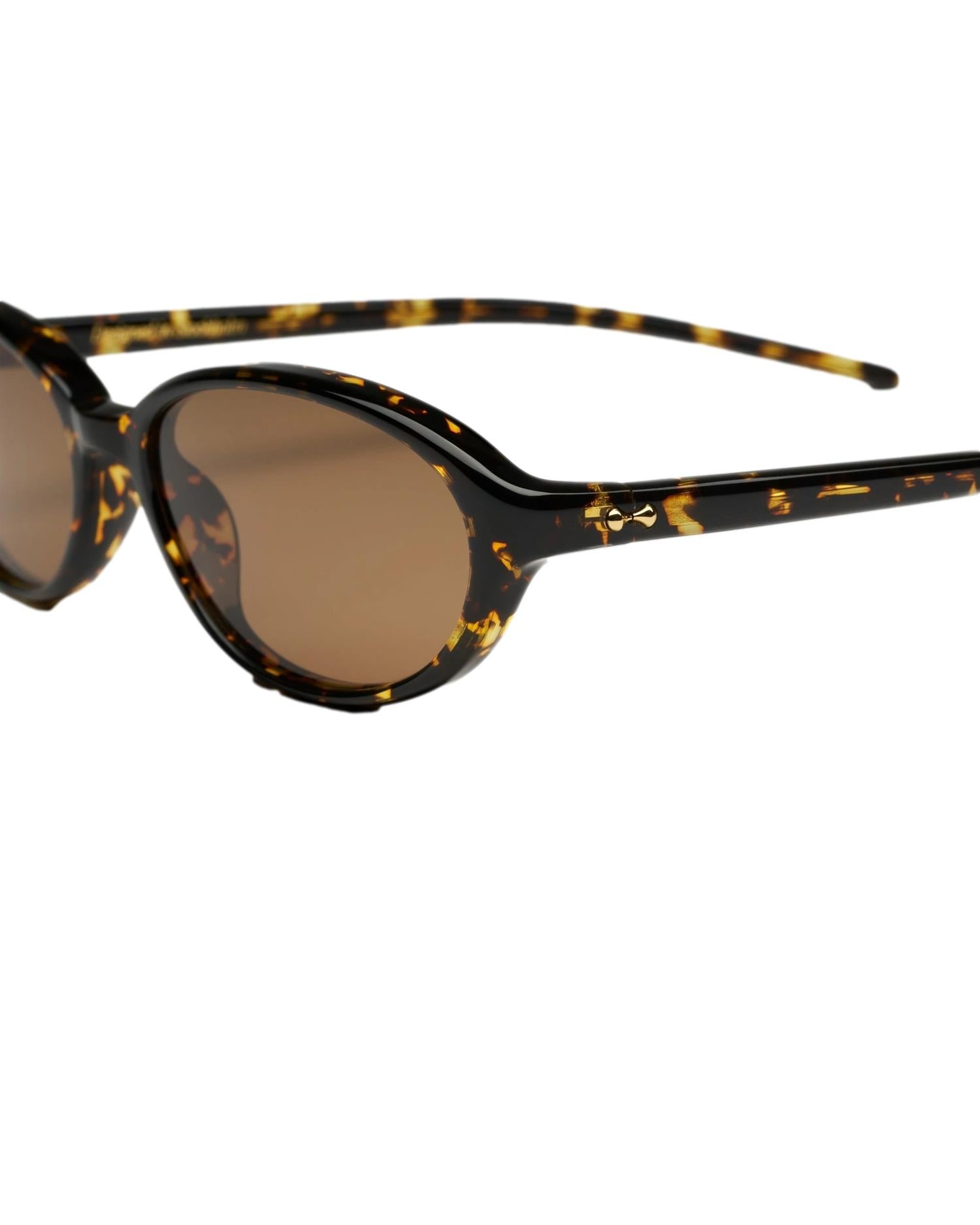 Chimi Eyewear Ellipse Feral Tortoise solbriller med brunt melert rammedesign, stilfull og beskyttende solbrille for ansiktet.