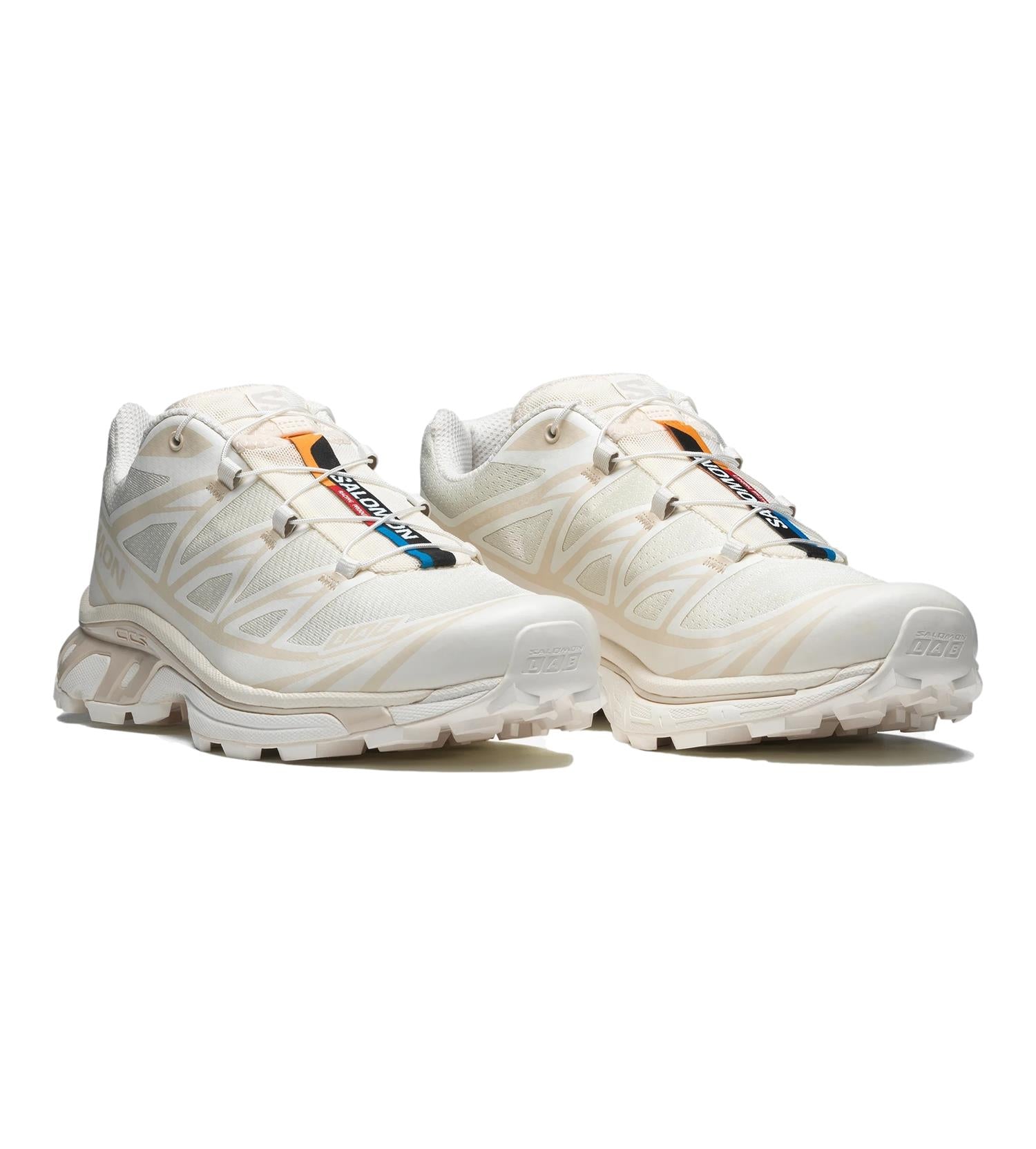 Salomon XT-6 løpesko i off-white med vanilje og mandelmelk farger, sporty design og robuste såler.