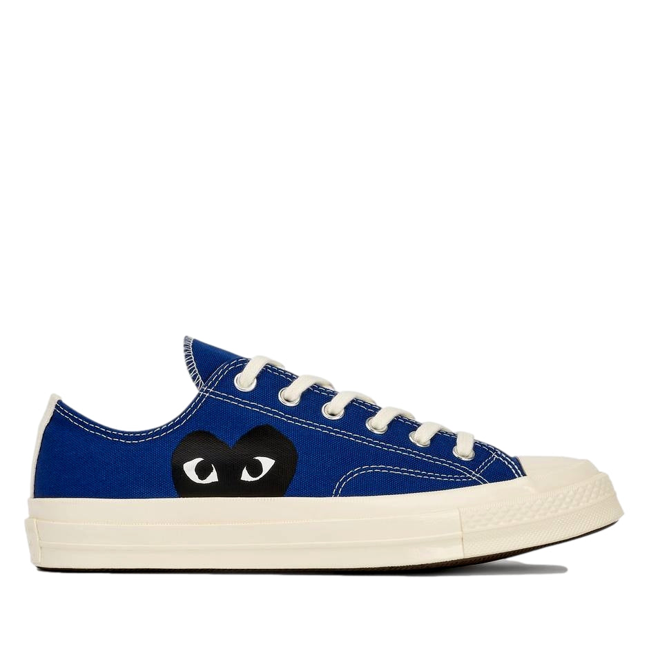Blå Comme des Garcons Play x Converse CDG Big Heart lav-top sneakers, nærbilde av sko med stor hjertemønster.