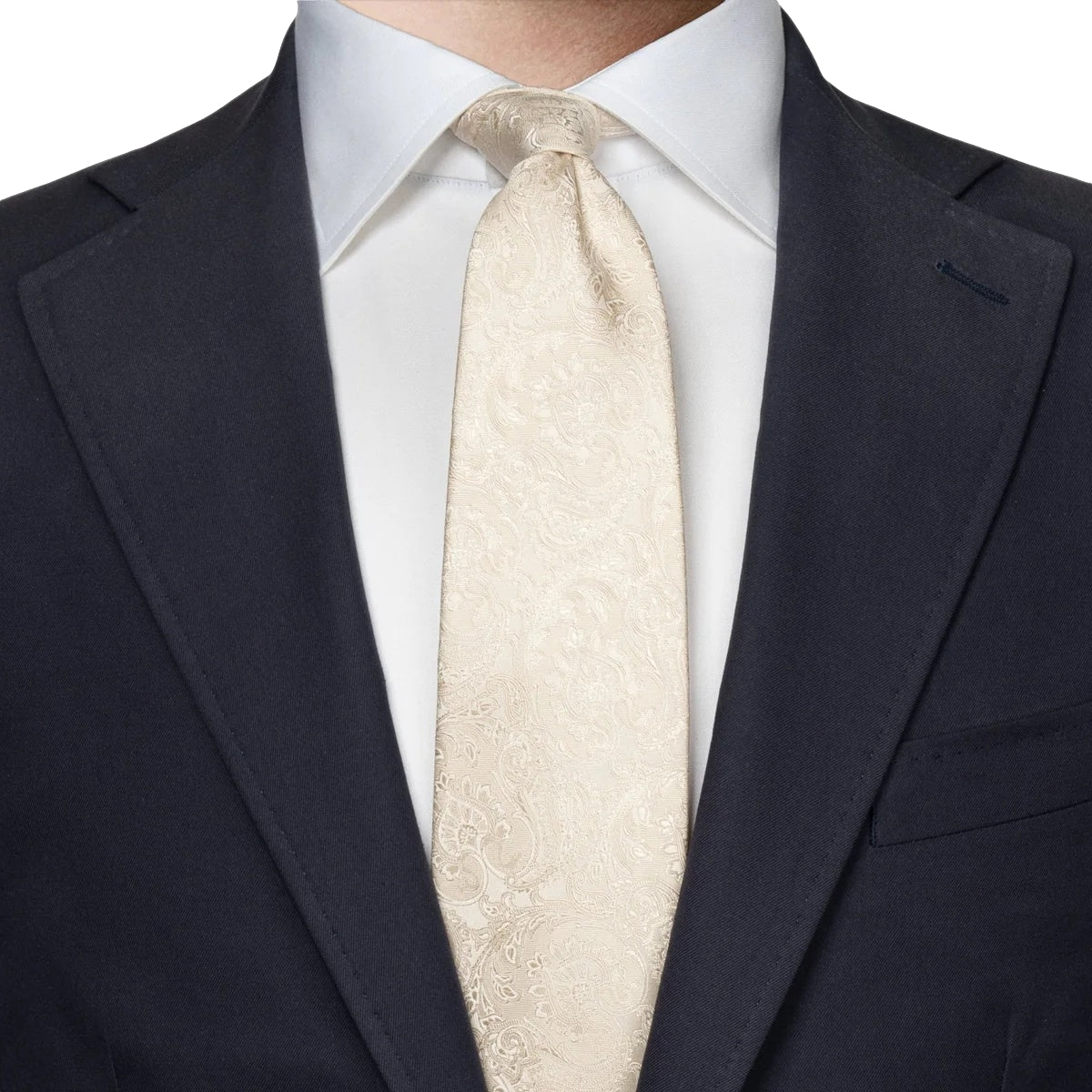 Eton slips i beige med paisley-veiset silketie, perfekt for bryllupsantrekk. Elegant og stilfull til formelle anledninger.