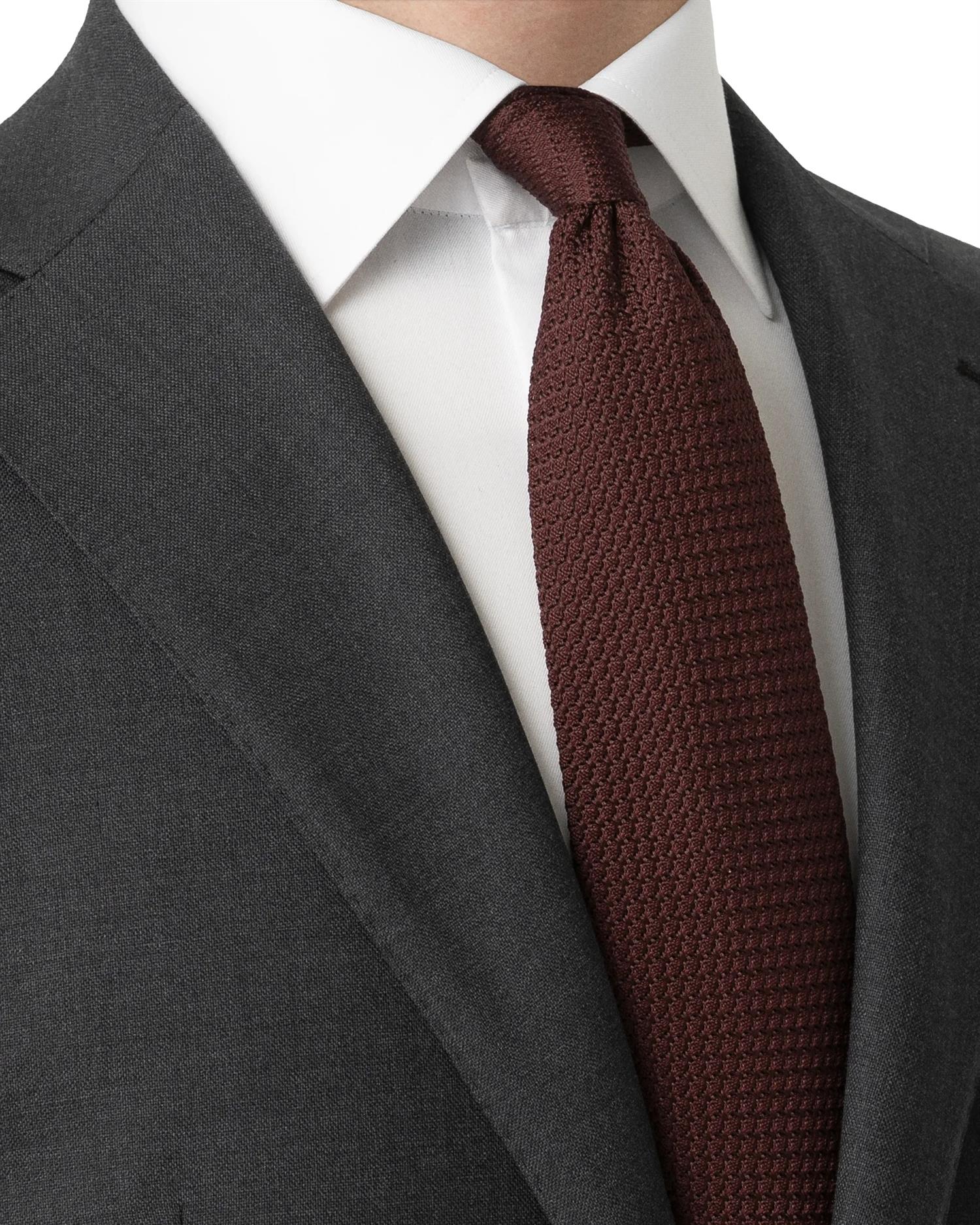 Mørkerødt Eton Solid Grenadine slips av silke, elegant og klassisk til formelle anledninger.