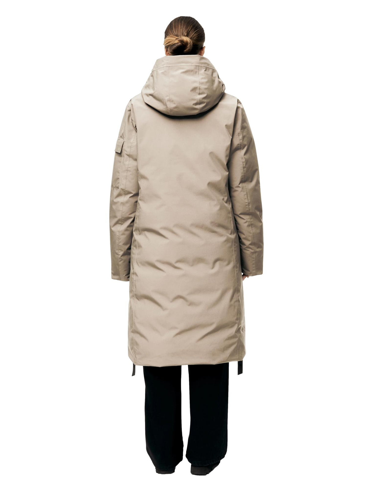 Beige Blæst Bjorli dunjakke med varm, polstret design og hette, vist på en modell foran en utendørsbakgrunn.