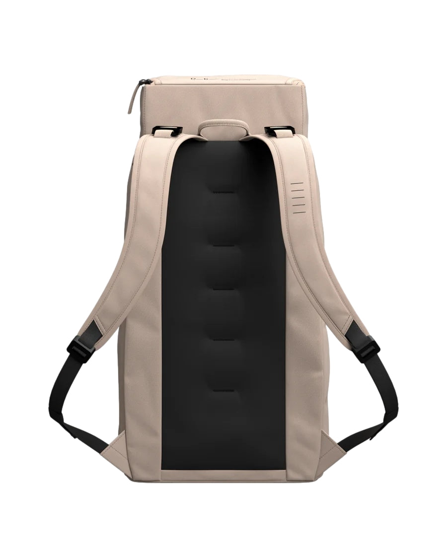 Db Hugger Backpack 30L i beige med justerbare skulderstropper og romslig hovedrom, perfekt for dagsturer og hverdag.