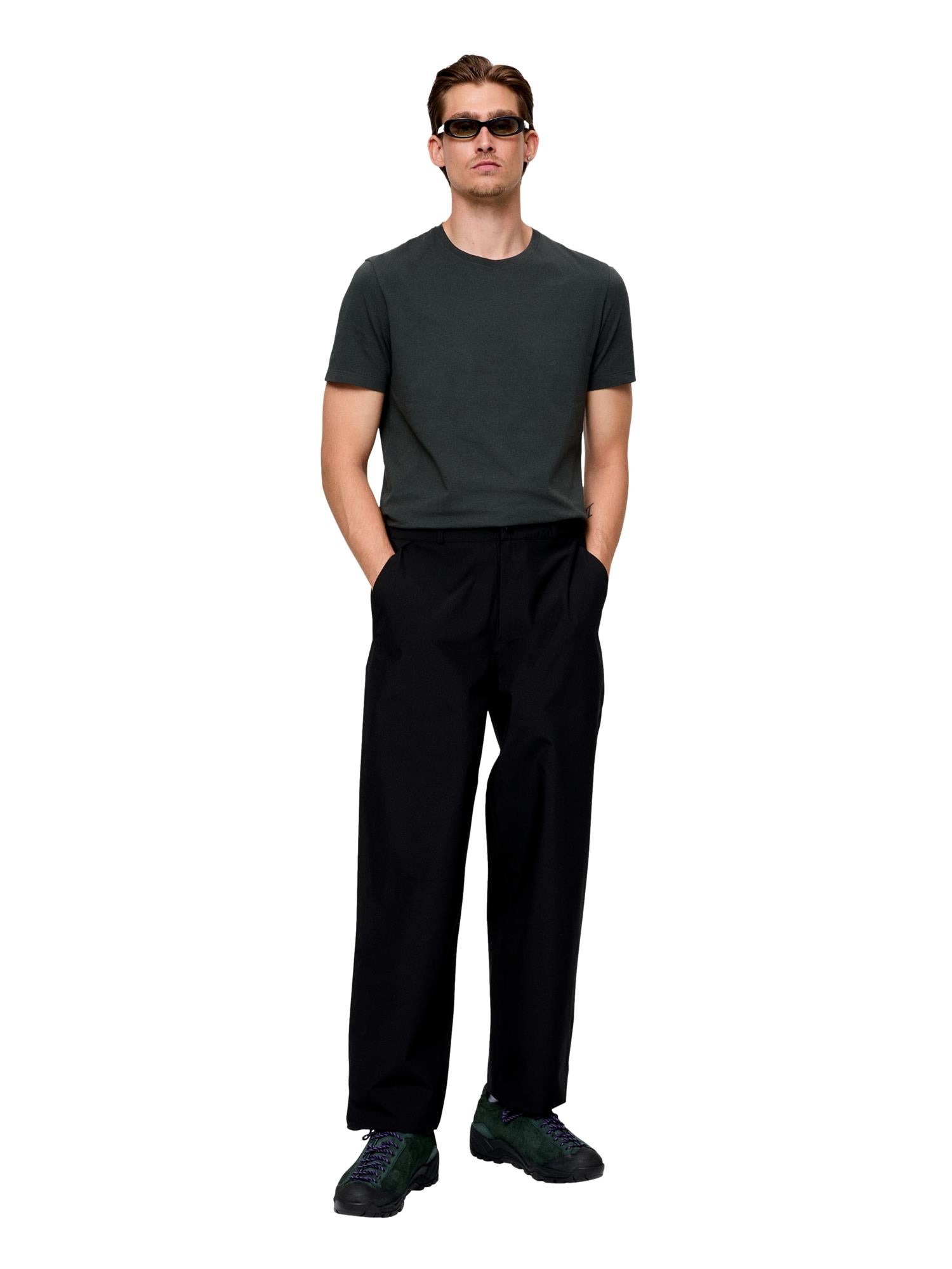 Sort Blæst Tørla Pant bukse med komfortabel passform og mykt stoff, vist på modell foran hvit bakgrunn.