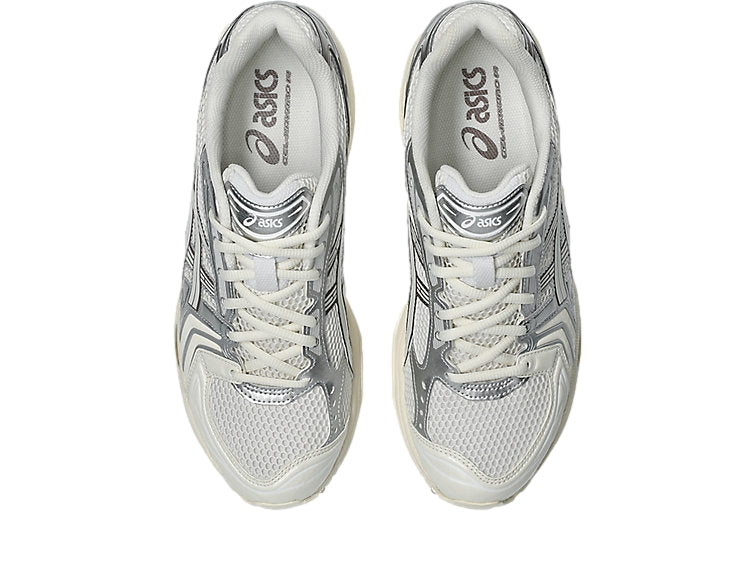 Asics GEL-KAYANO 14 løpesko i krem og kakaobrun med hvit og brune detaljer, sportssko for trening og løping.