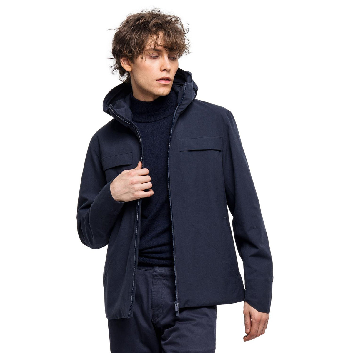 Johnny Love Peter Short Parka jakke i marineblå, viser en kort, varm jakke med hette og glidelås foran.