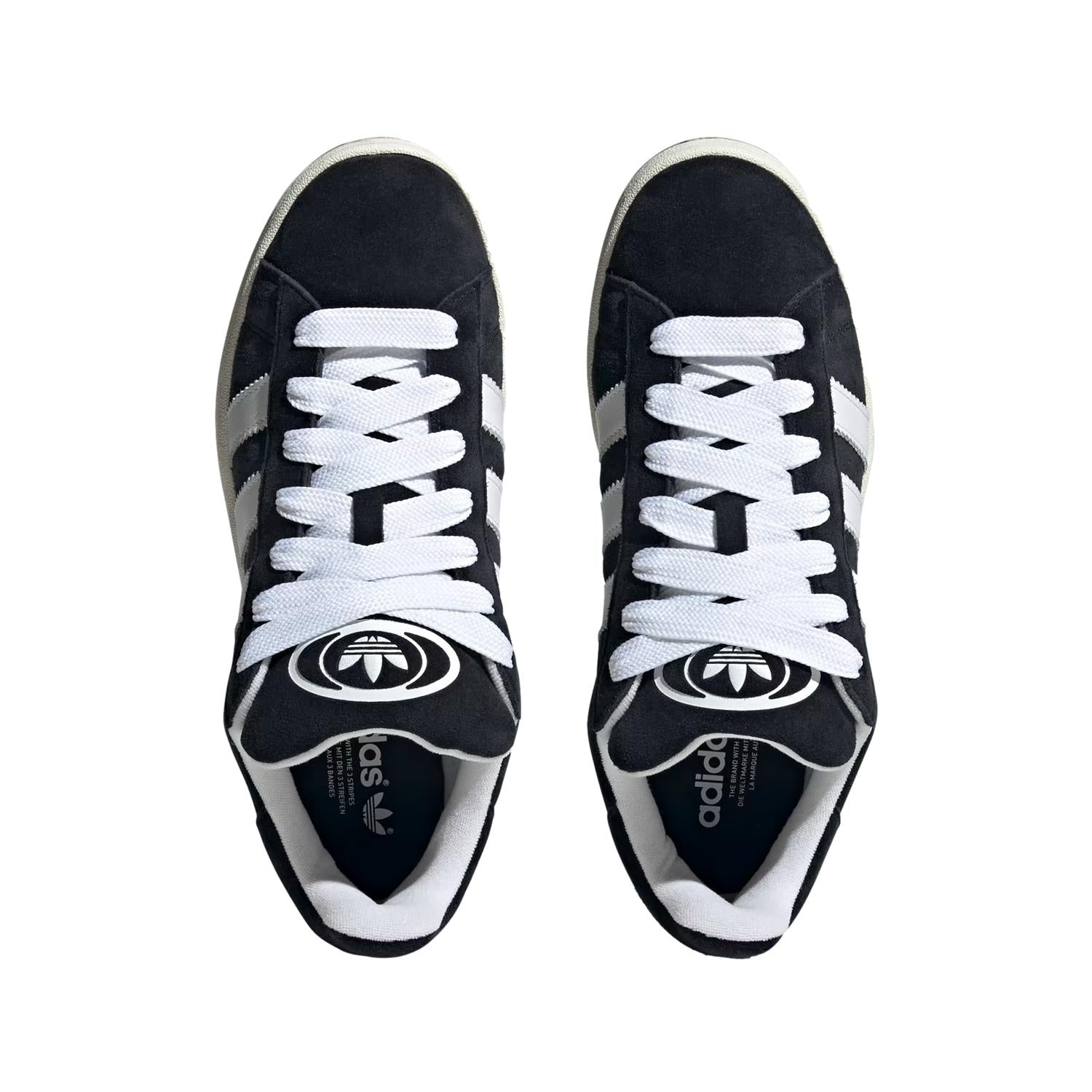Adidas Campus 00s sko i svart med hvite detaljer, liss og komfortabel design, vist i klar nærbilde.