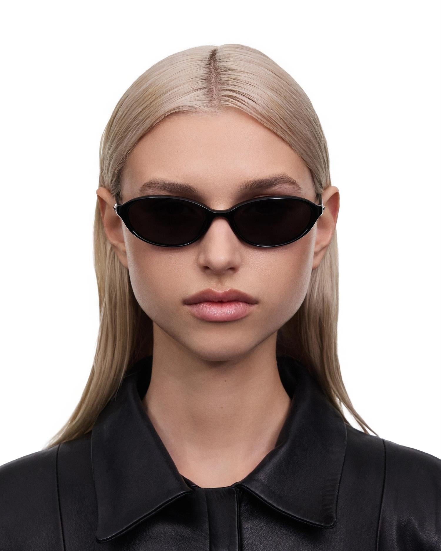 Chimi Eyewear ellipse sorte solbriller med svarte rammer og mørke glass, stilfullt tilbehør for solrike dager