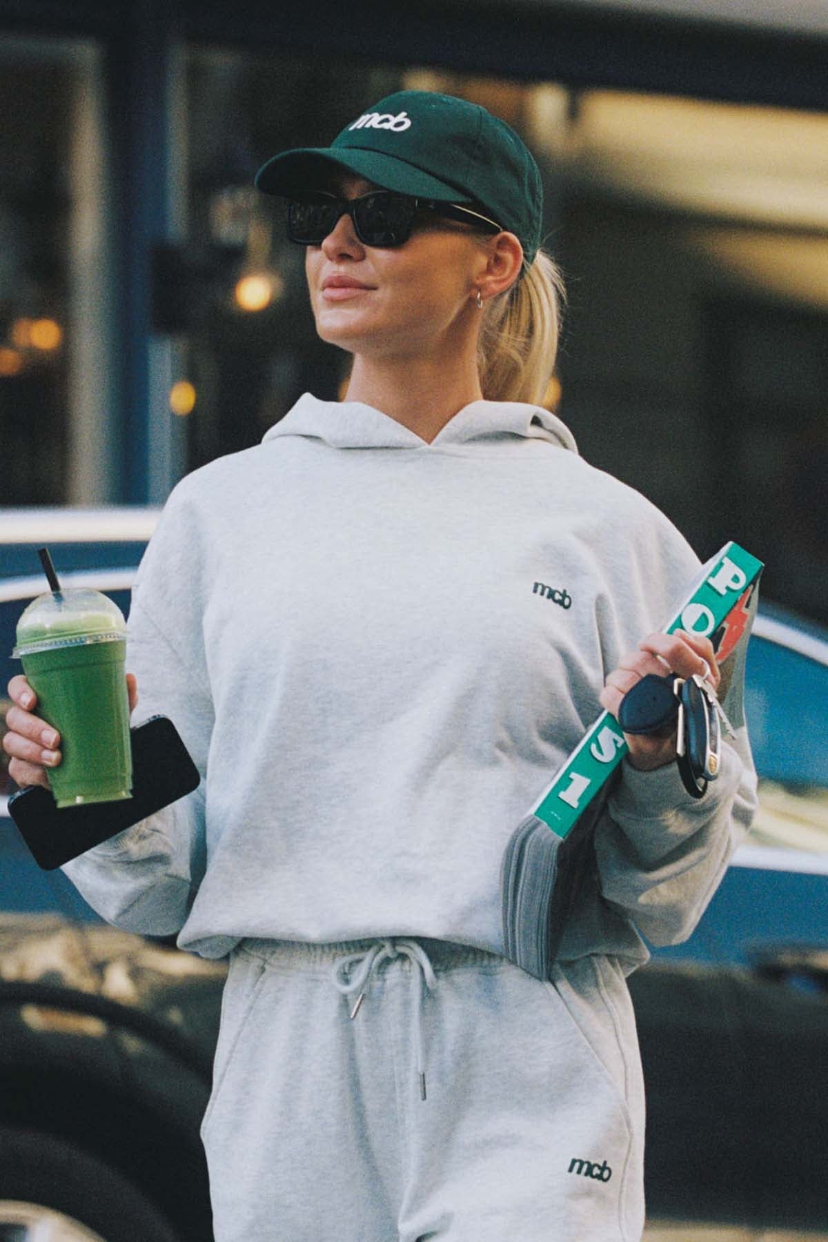 Lysegrå MCB Sportswear Signature hoodie, myk og komfortabel hettegenser med justerbar hette og ribbede ermer.