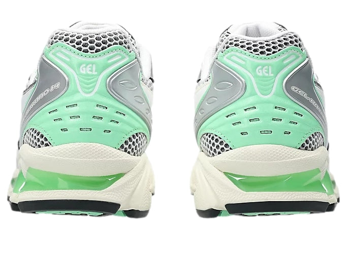 Asics Gel-Kayano 14 løpesko i hvitt og mintgrønt, vises fra siden med hvit såle og grønn detaljer.