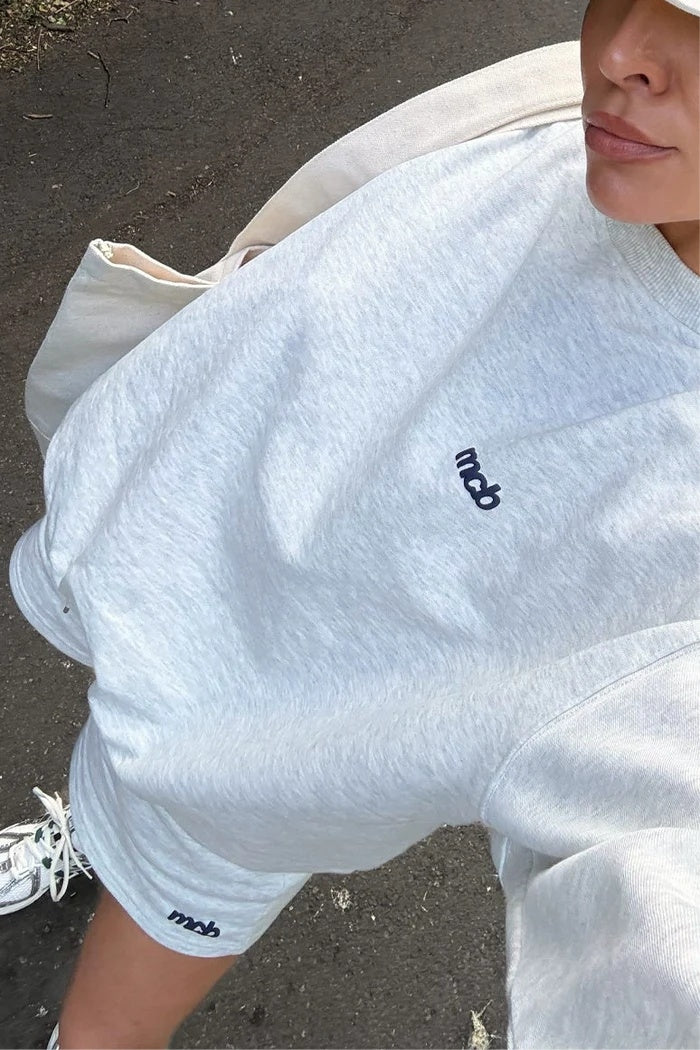 Lysegrå MCB Sportswear Signature Crew genser med rund hals og komfortabel passform, vist på modell.