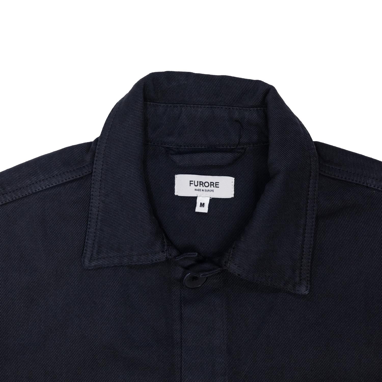Furore Toby overshirt i mørkeblå med knappelukking og lommer, laget av mykt stoff, vist på modell.