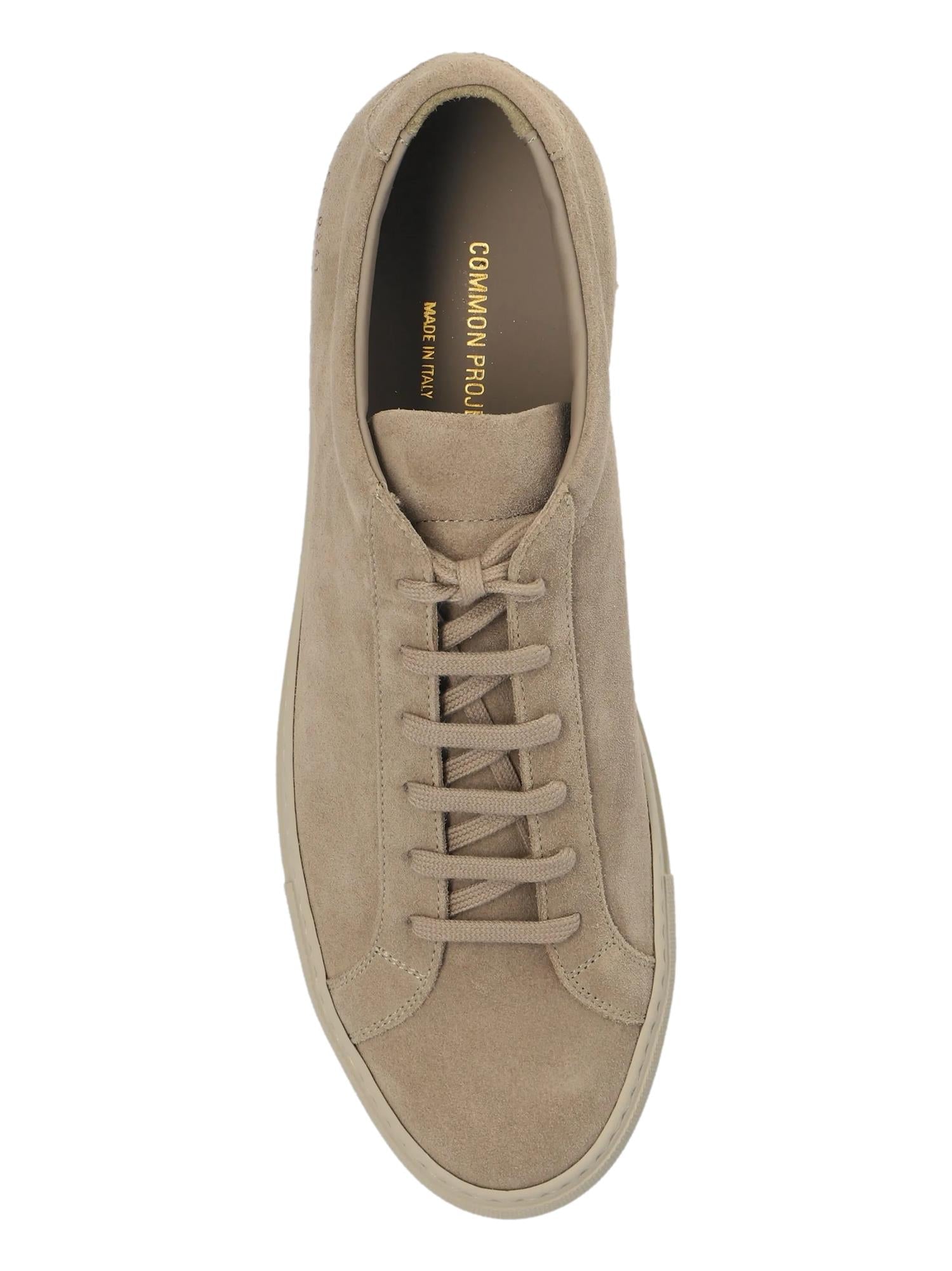Brune Common Projects Achilles Low sko med tonale detaljer, lave sneakers av stilrent design og høy kvalitet.