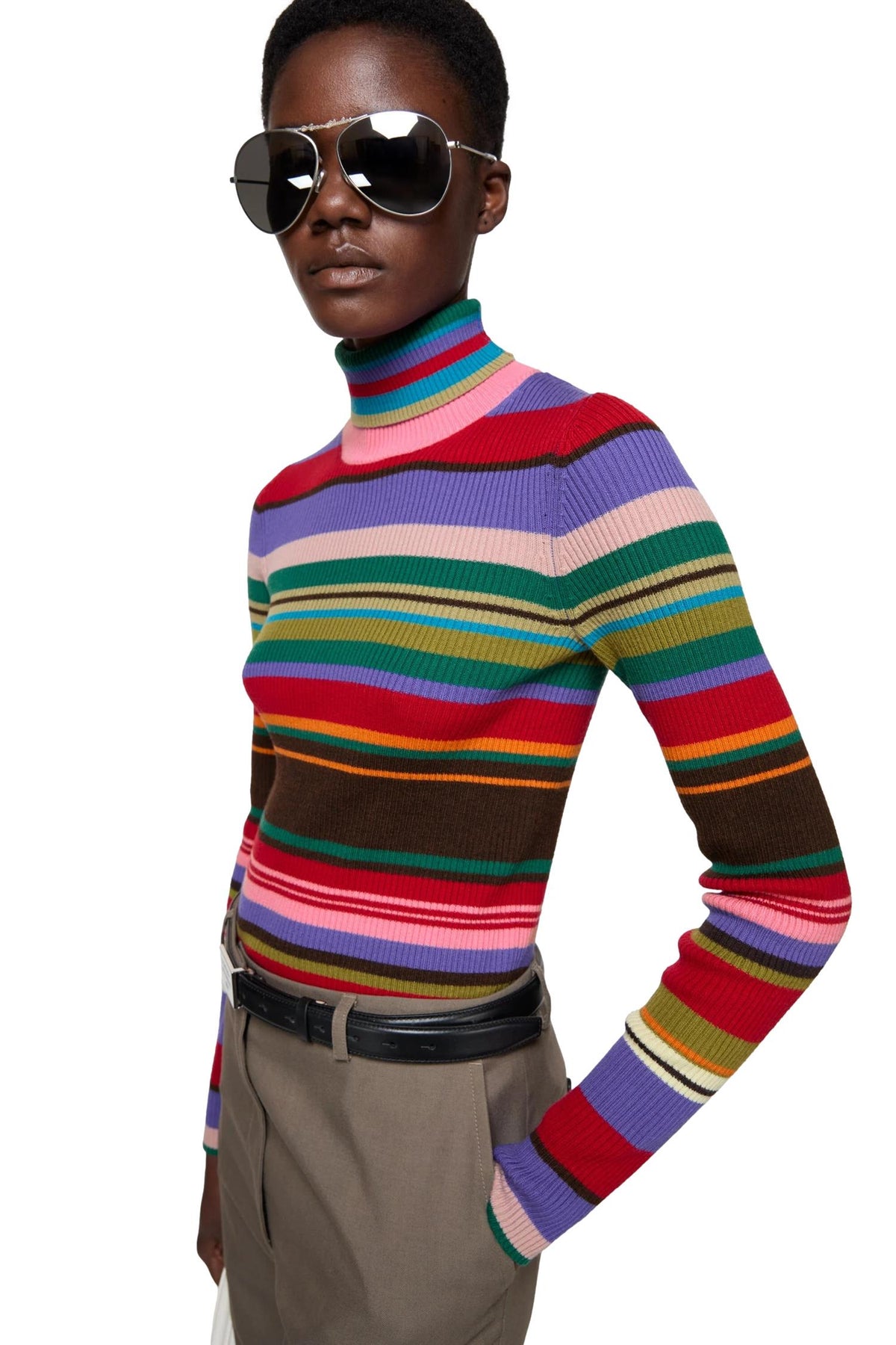 Akne stripete ullturtleneck-genser med flerfargede striper, nærbilde av mykt ullstoff og klassisk passform.