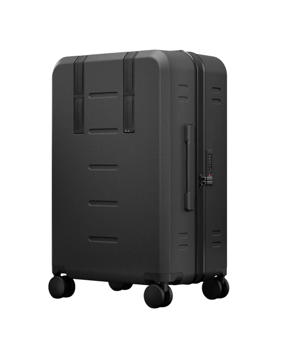 Sort Db Ramverk Check-In koffert i medium størrelse med robuste hjul og teleskophåndtak, designet for enkel reise.
