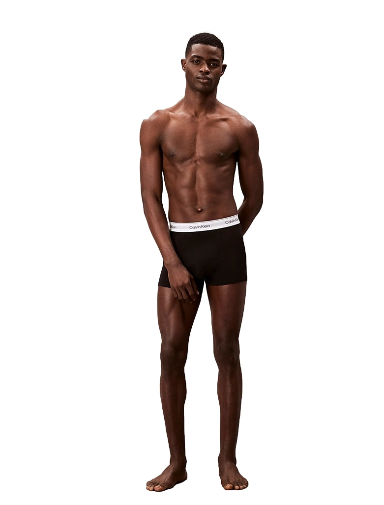 Sort Calvin Klein Underwear boxershorts for menn i ikonisk avslappet passform, vist på modell.