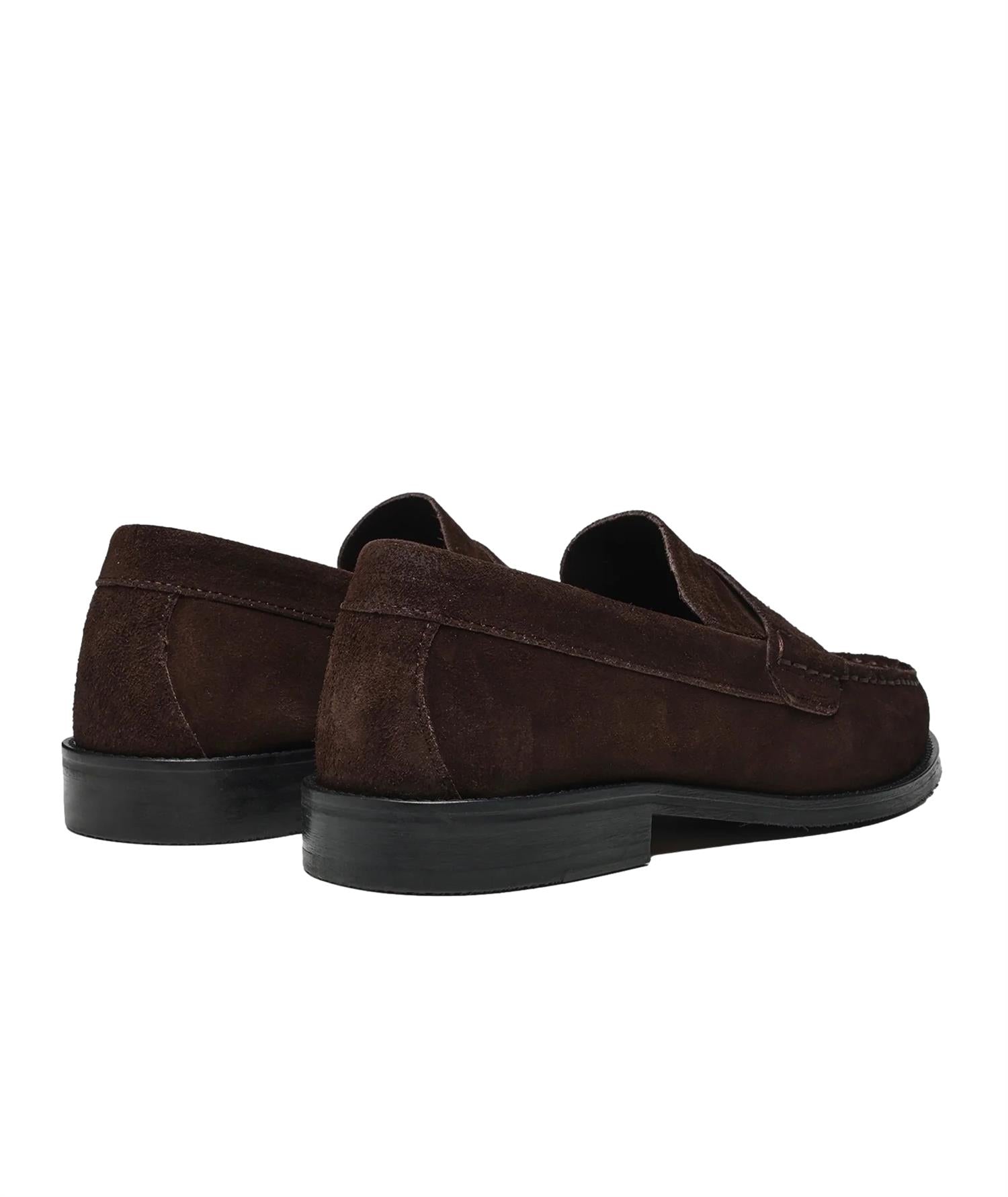 Brune Garment Project Miles Penny Loafer i semsket skinn, vises med detaljert design og klassisk slip-on stil.