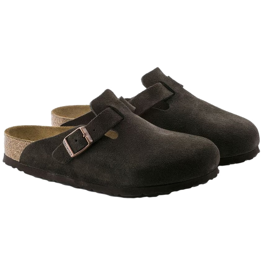 Birkenstock Boston suedesko i mocca-brunt med lukket design og komfortable fotstøtte, viste på bilde.