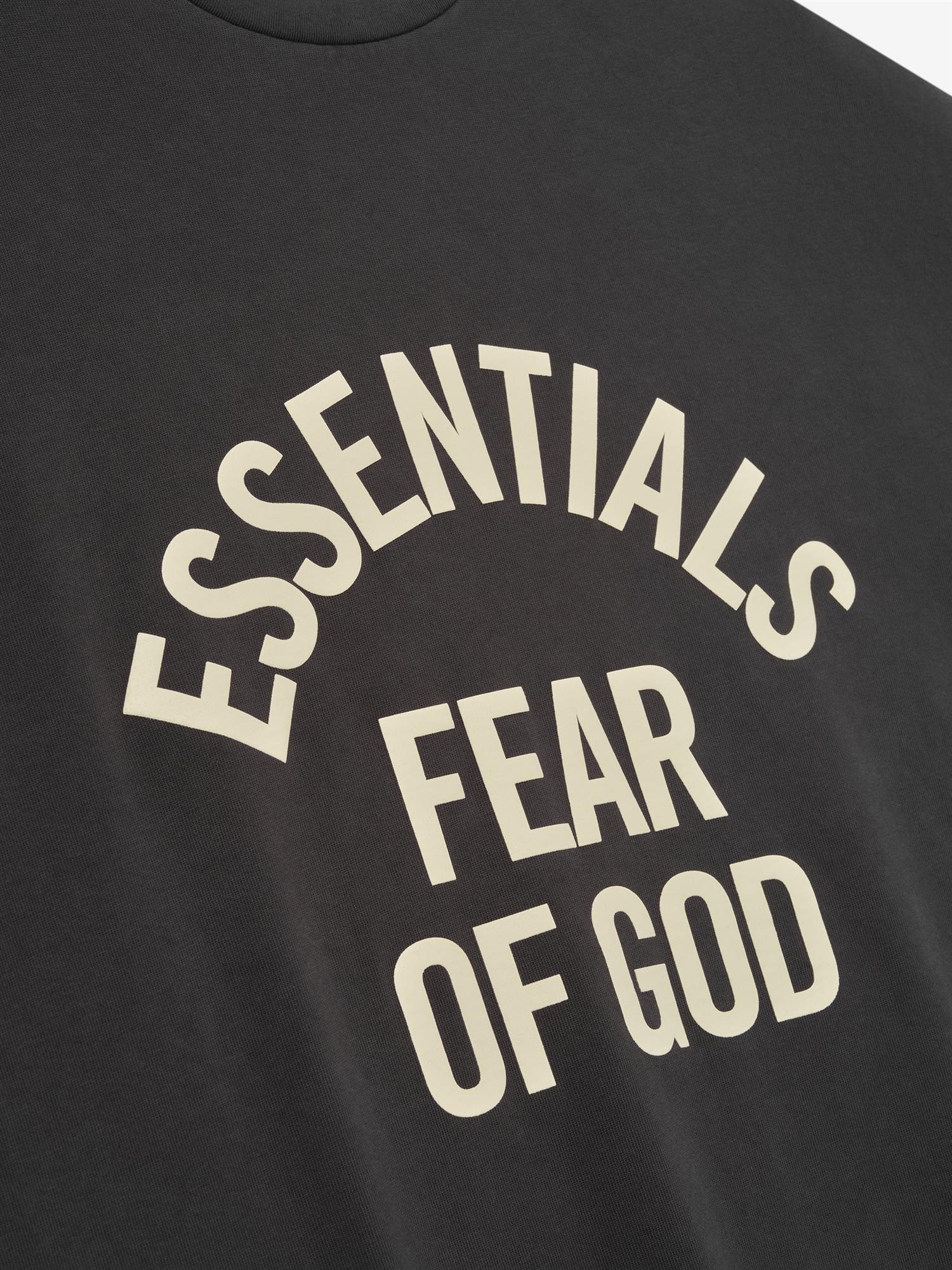Fear of God Essentials Campus 90's Short Sleeve Tee T-shirt Vasket Sort - modostore.no