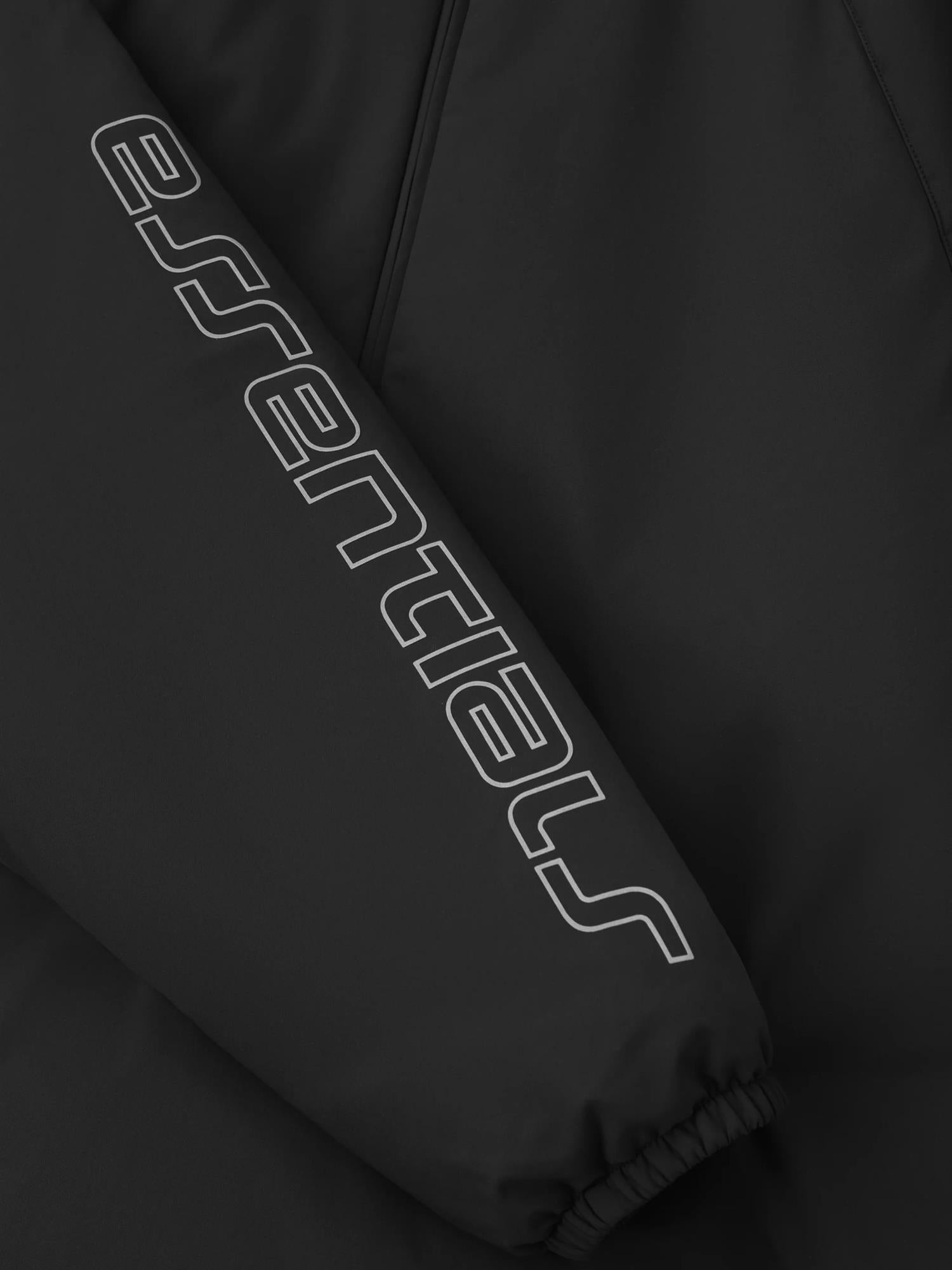 Fear of God Essentials halv-zip anorakkjakke i mørkegrå, casual ytterbekledning med komfortabel passform og sporty stil.