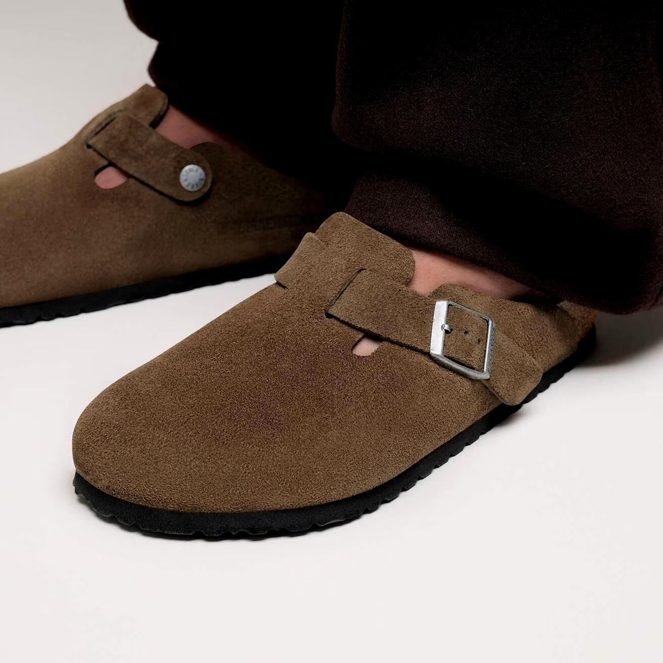 Birkenstock Boston SFB suedesko i smal modell i mørk teetone, lysbrun farge, med lukket tå og komfortabel design.