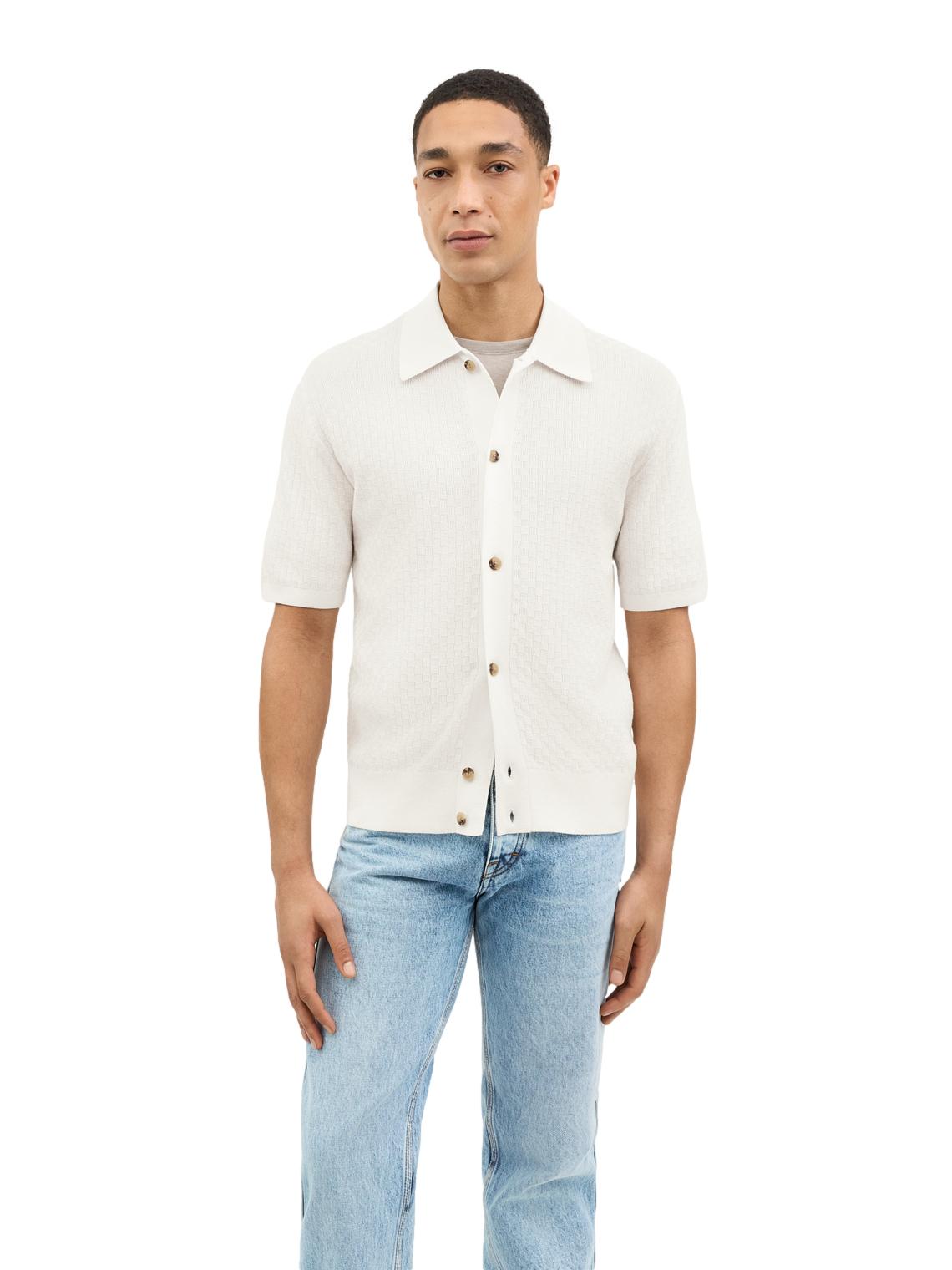 Tiger of Sweden Araawen off-white skjorte med knappelukking og skjult brystlomme, perfekt for en elegant, moderne stil.