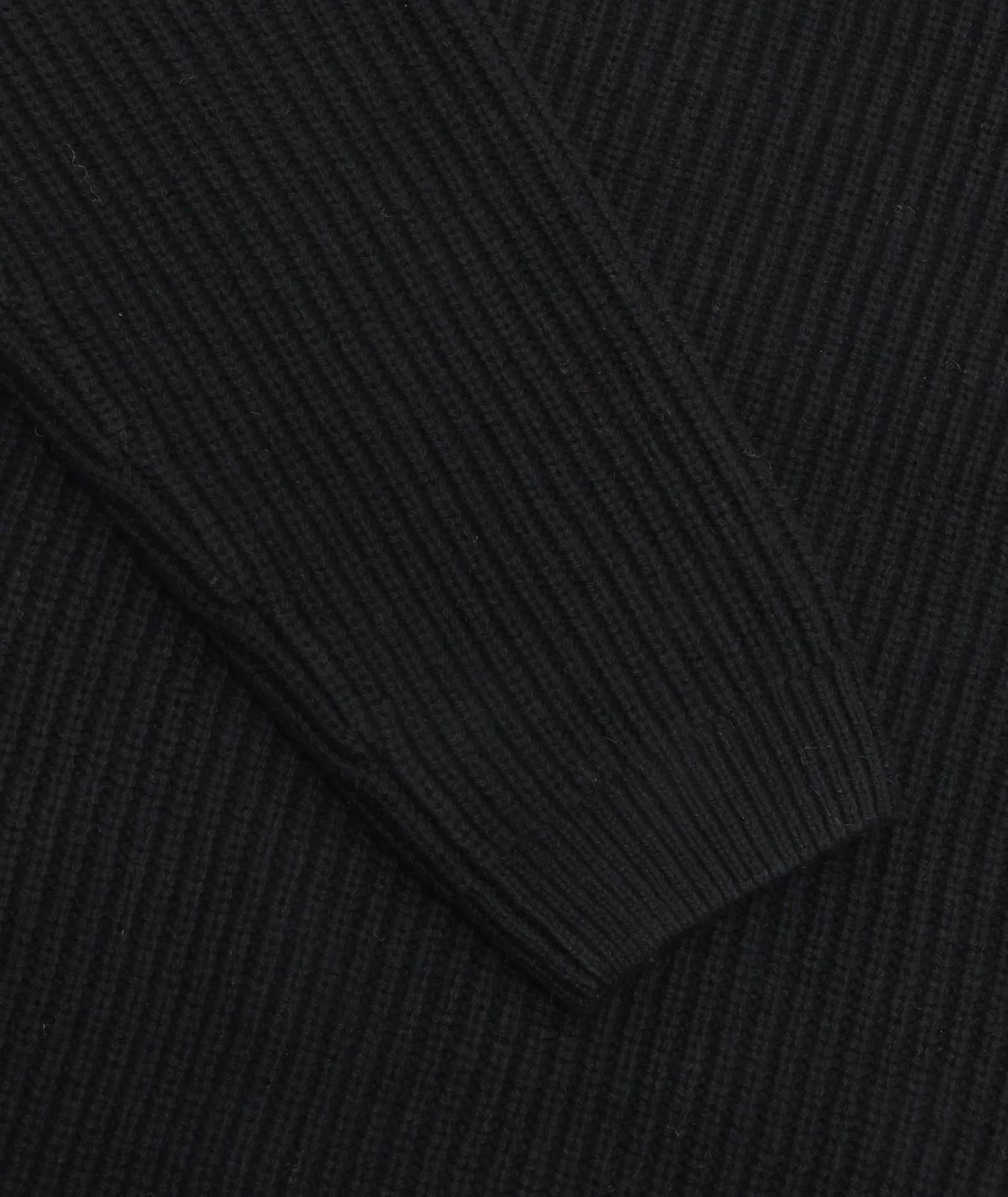 Sort genser fra Garment Project med boksaktig passform og ullstrikk, vist på bildet.