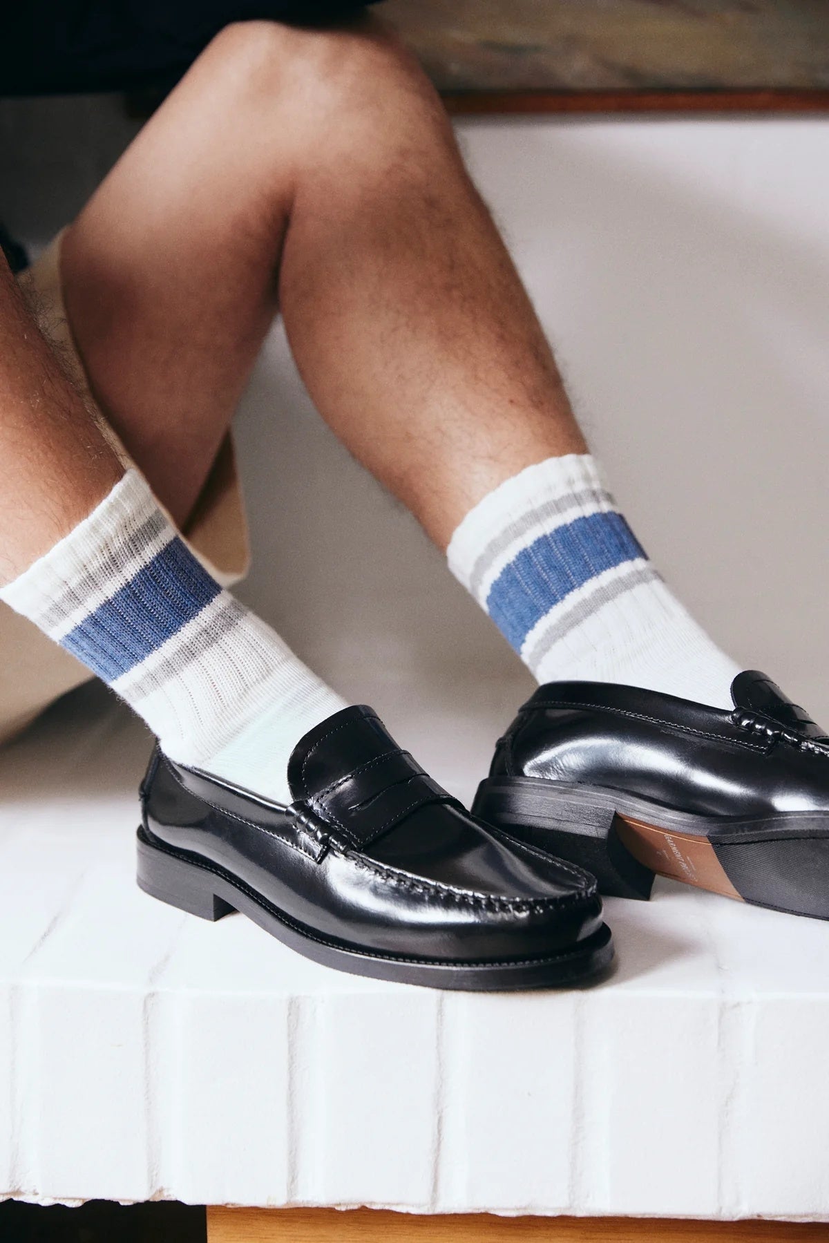 Sort Garment Project Miles Penny Loafer i skinn, nærbilde av klassisk penne-loafer for menn, med detaljert søm og glatt overflate.