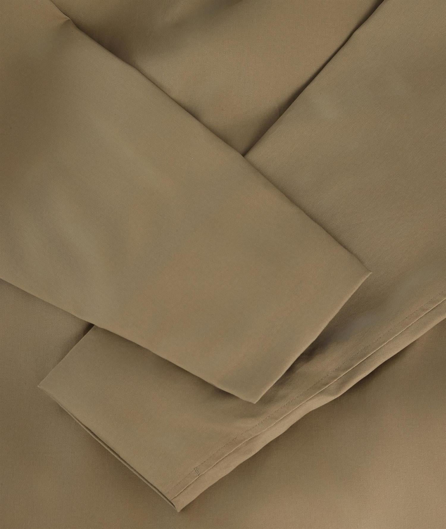 Brun/beige Garment Project Ray jakke med glidelås og lommer, vist på modell foran en neutral bakgrunn.