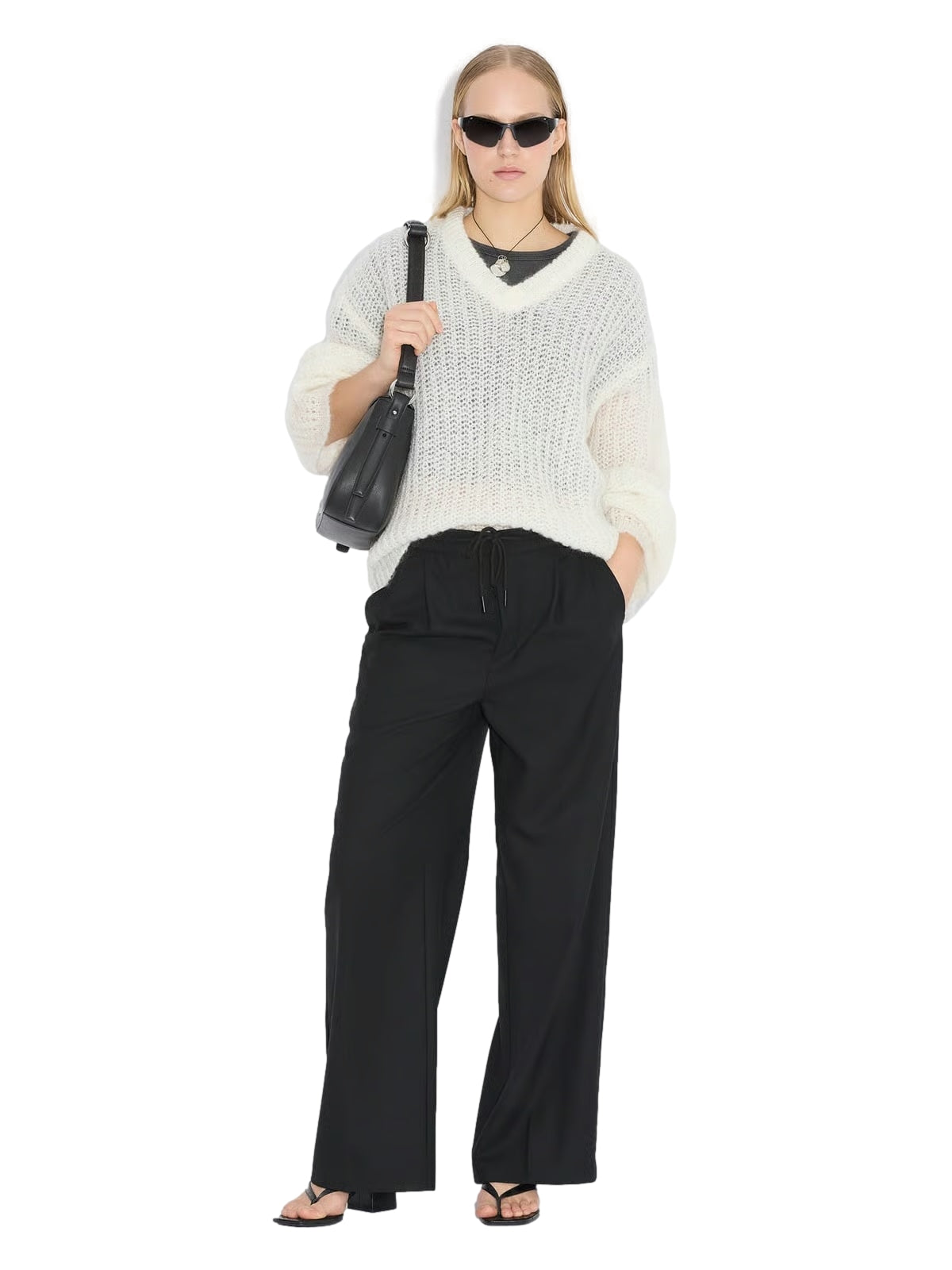 Holzweiler Boxy Mohair V-halsgenser i off-white, myk og varm, vist på modell med casual styling.