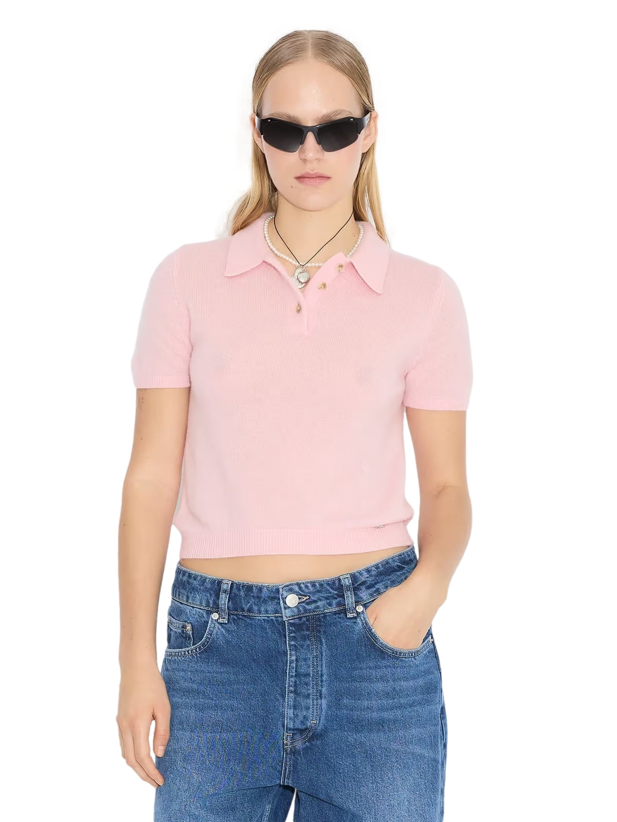 Holzweiler cashmere kortermet polo genser i rosa, myk og komfortabel, vises foran i et bilde.