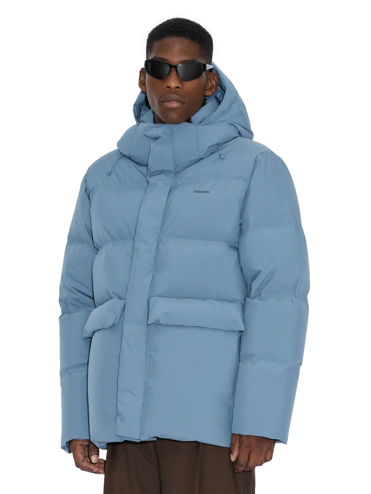 Holzweiler Dovre Down Jakke i blå, varm og stilig vinterjakke med dunfyll, vist på en modell.