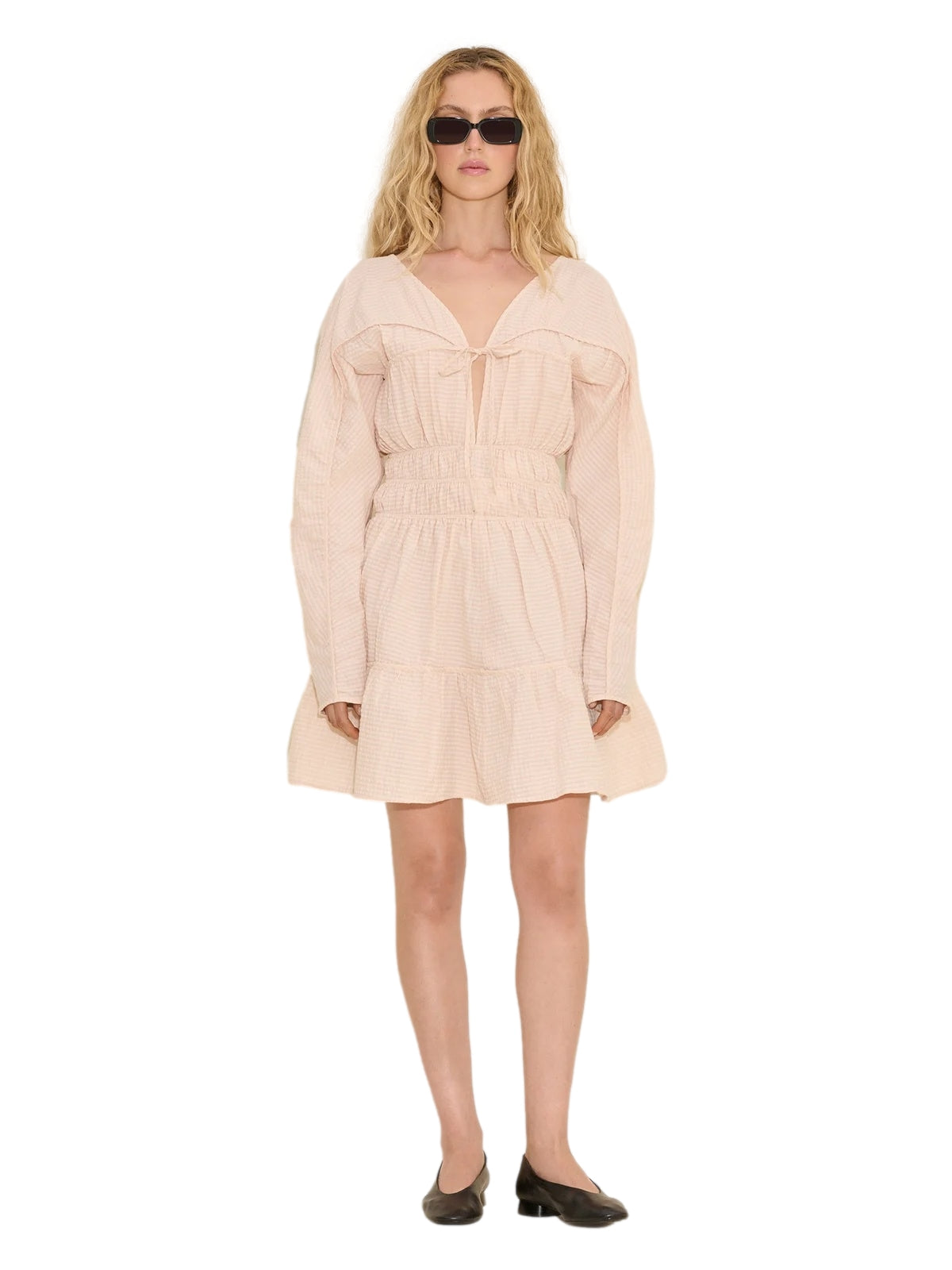 Holzweiler Liebe kjole i lys rosa, elegant damekjole med mykt stoff og feminin passform, perfekt for vår- og sommerbruk.
