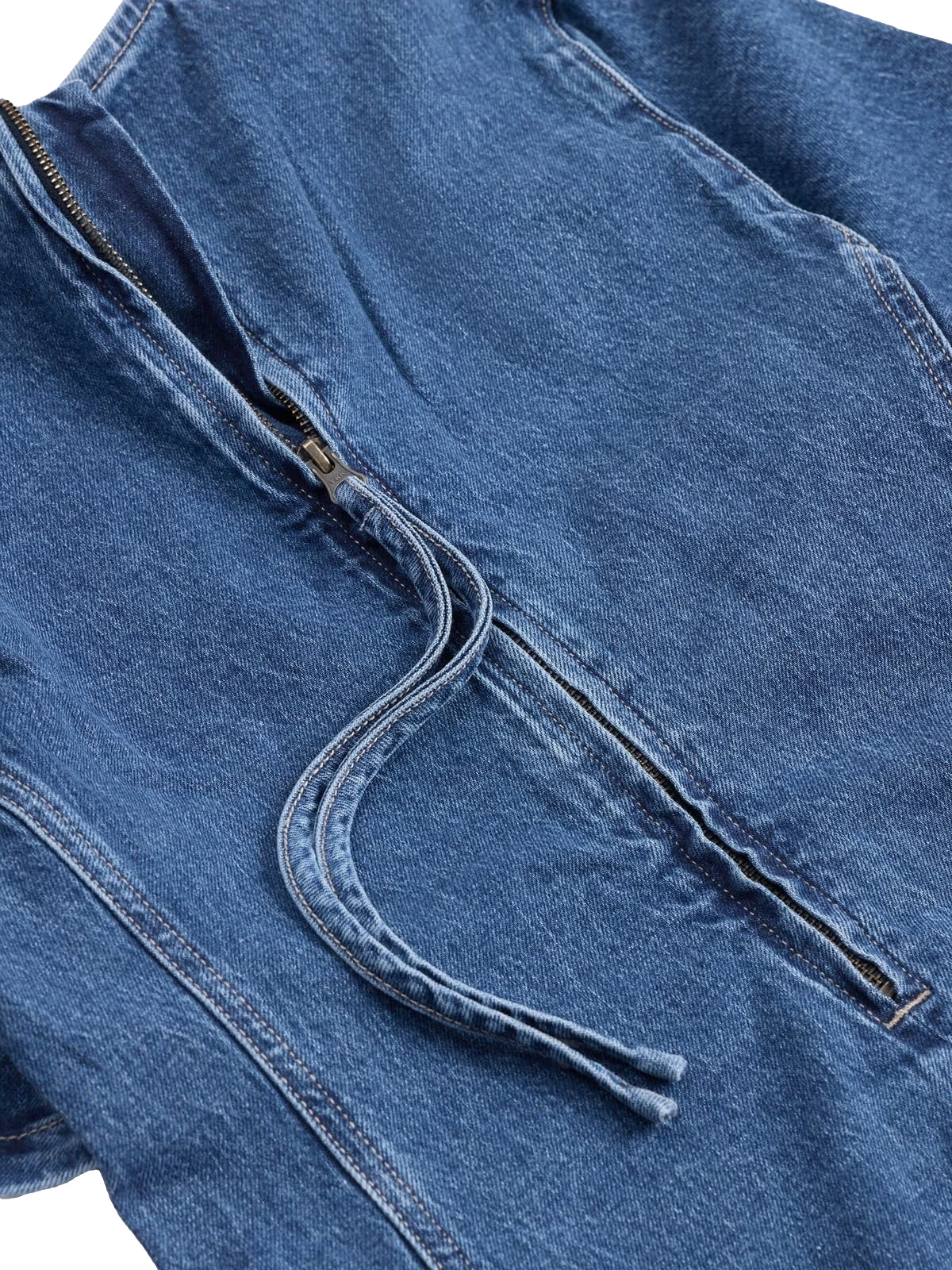 Holzweiler kort denimkjole med lommer, passer til sommer og hverdagsbruk, laget av klassisk denimstoff.