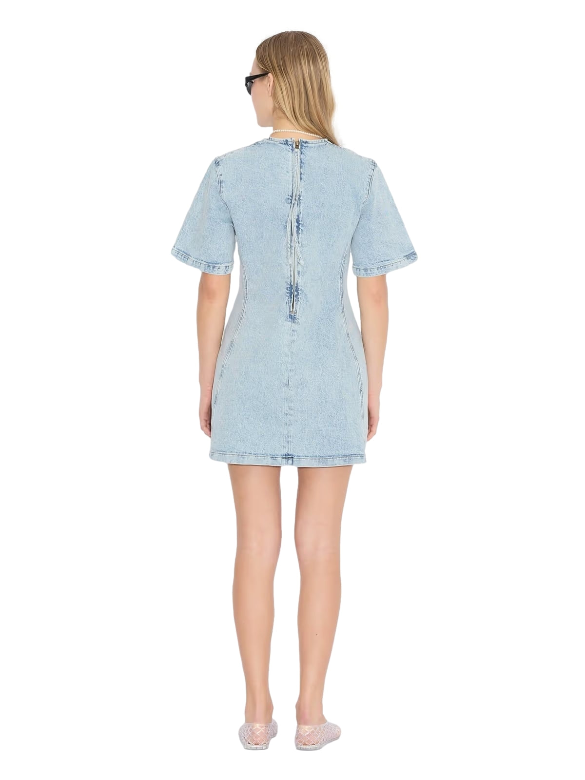 Lyseblå Holzweiler kort denimkjole med casual passform og lommer, helfigurbilde av kjolen på modell.