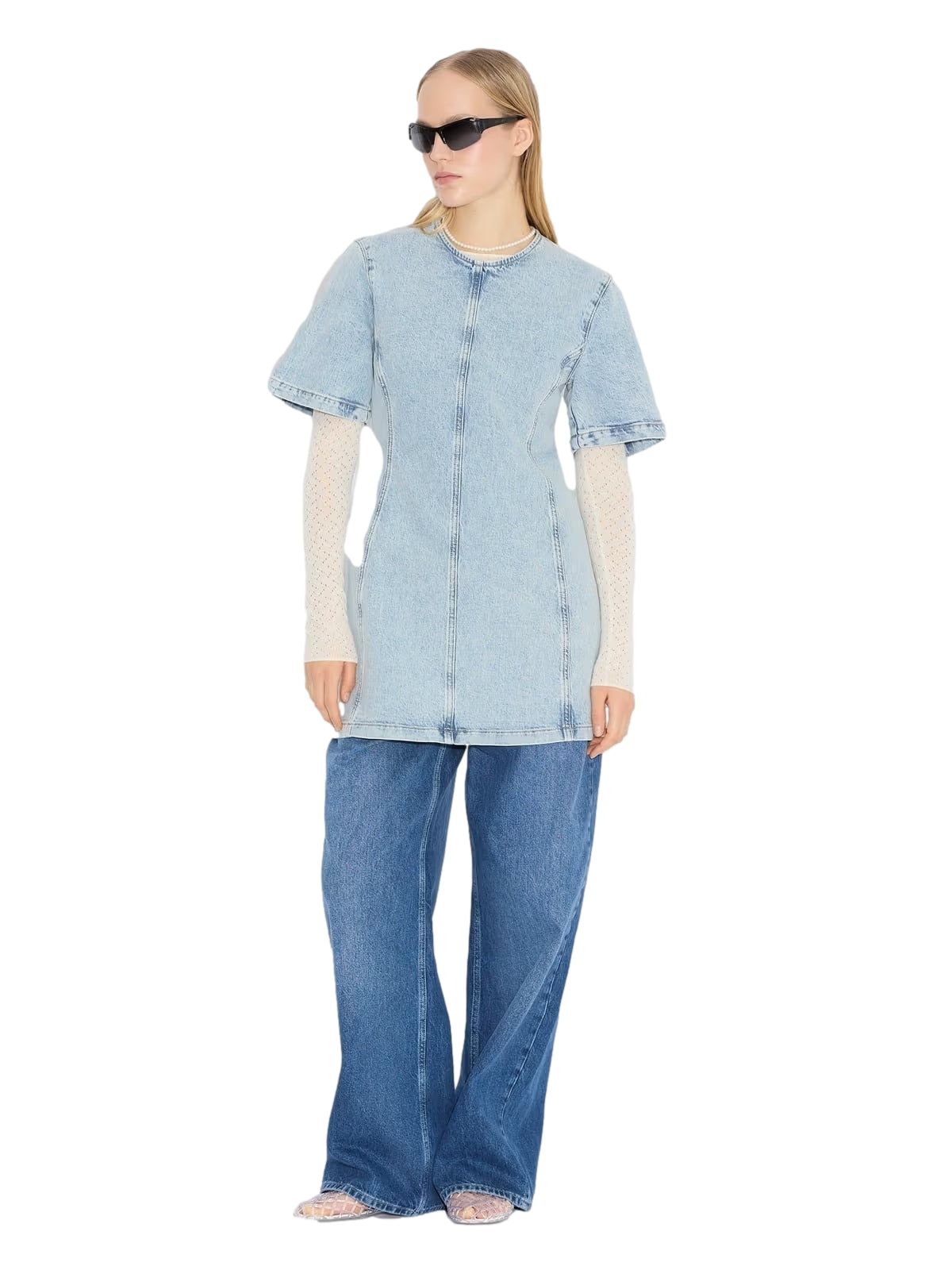 Lyseblå Holzweiler denimkjole i kort stil, med klassisk design og komfortabel passform, vist på modell.