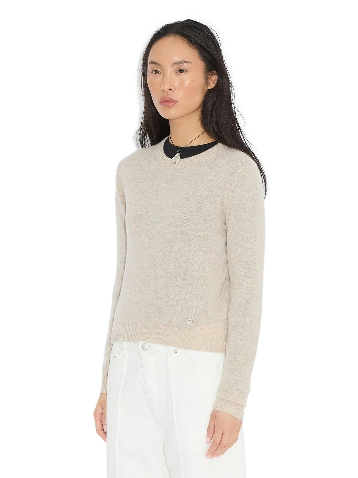Holzweiler beige cashmere crewneck genser med rund hals og mykt, luksuriøst stoff, vist på modell.