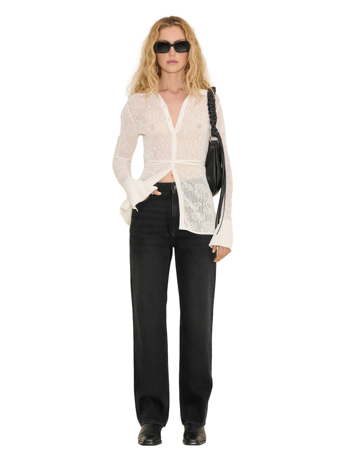Holzweiler W. Regular Jeans i vasket sort, klassiske jeans med rette ben og dyp blå vaskefinish, vist på modell.