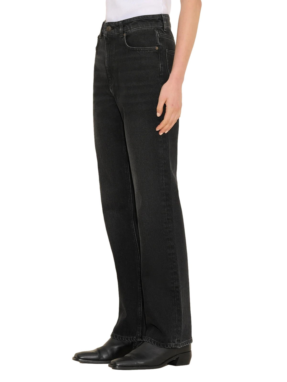 Holzweiler W. Regular Jeans, vasket sort, vises på bilde med klassisk jeansstil og mørk vask.