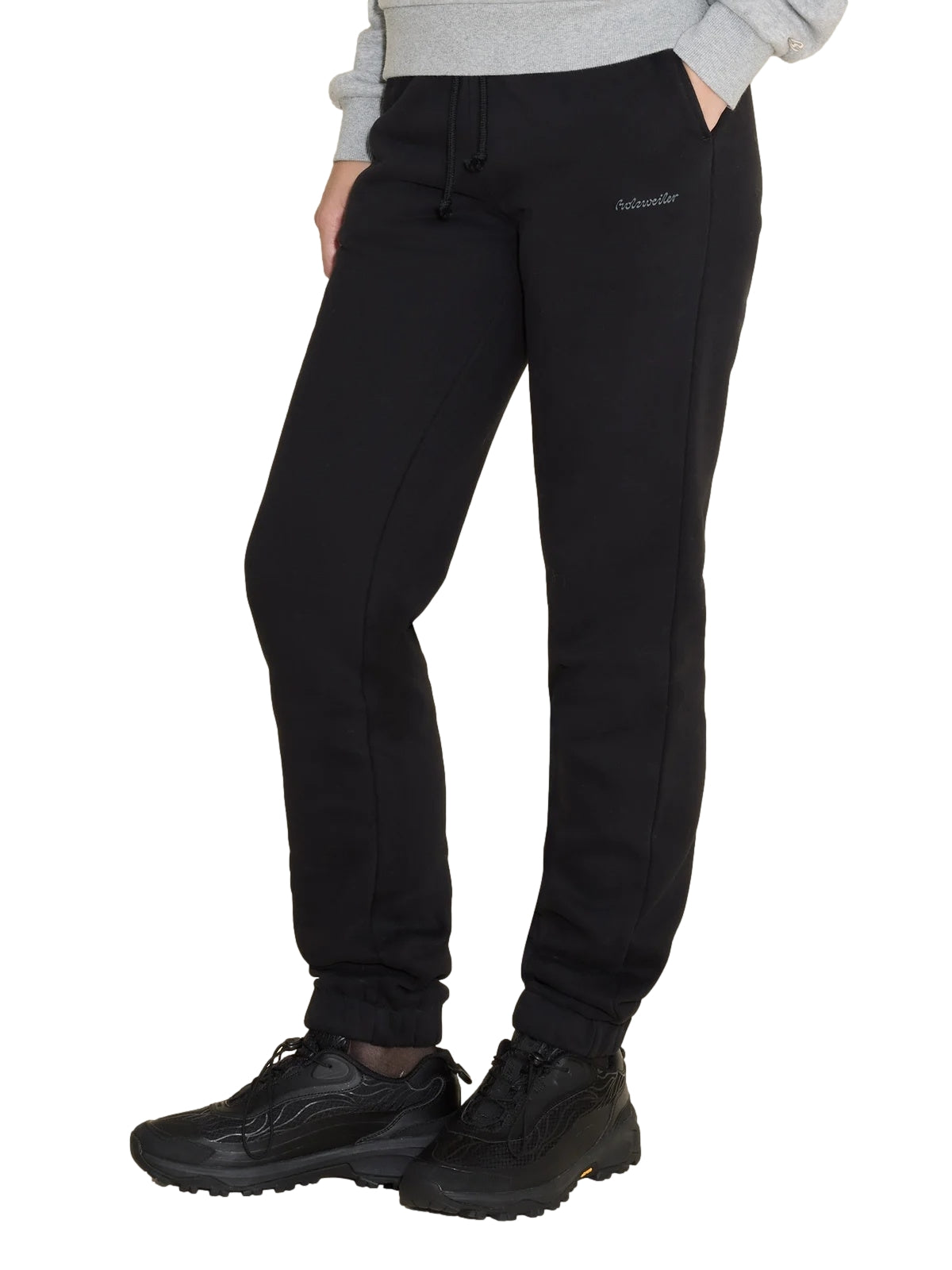 Holzweiler W Regular Trouser bukse i svart stoff, vises på modell, med rett passform og lommer.