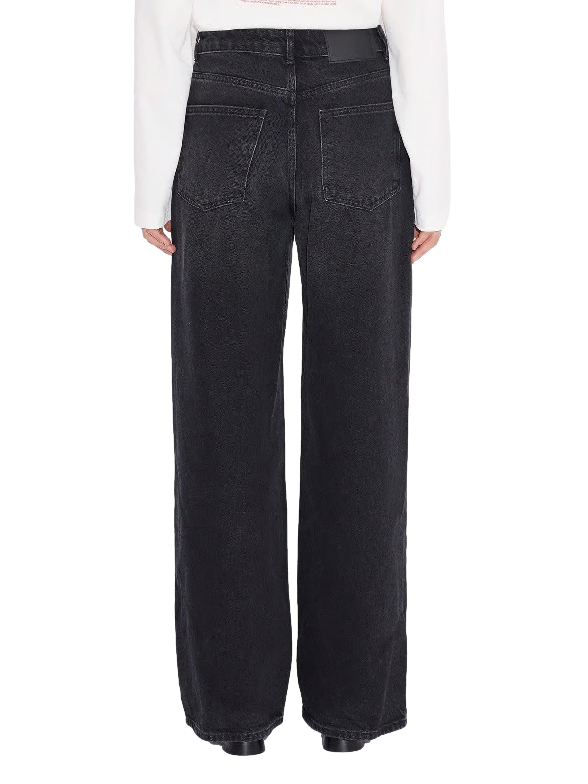 Holzweiler W Wide-Leg jeans i vasket svart, avslappet passform og moderne stil, vist på modell.