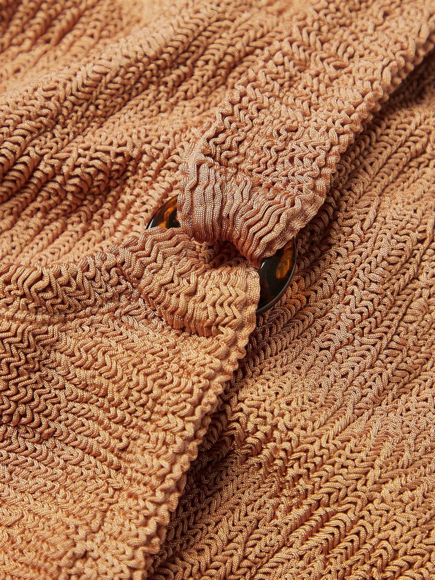 Hunza G Domino Swim badedrakt i metallisk kakao farge, kvinnelig modell viser den elegante, formtilpassede brun badedrakten.