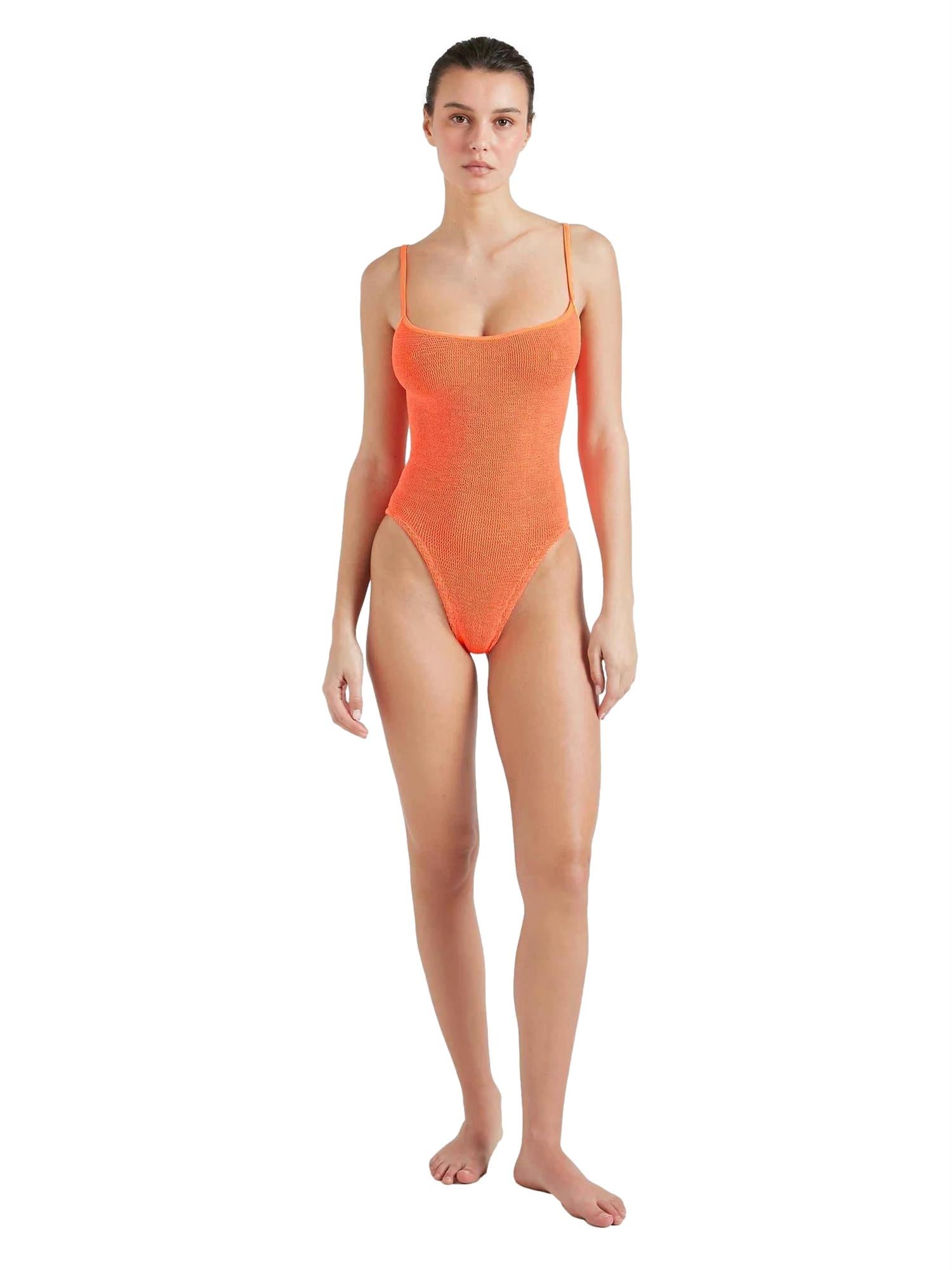 Hunza G Pamela Swim badedrakt i oransje, elastisk og komfortabel badedrakt med unikt design, sett på modell.