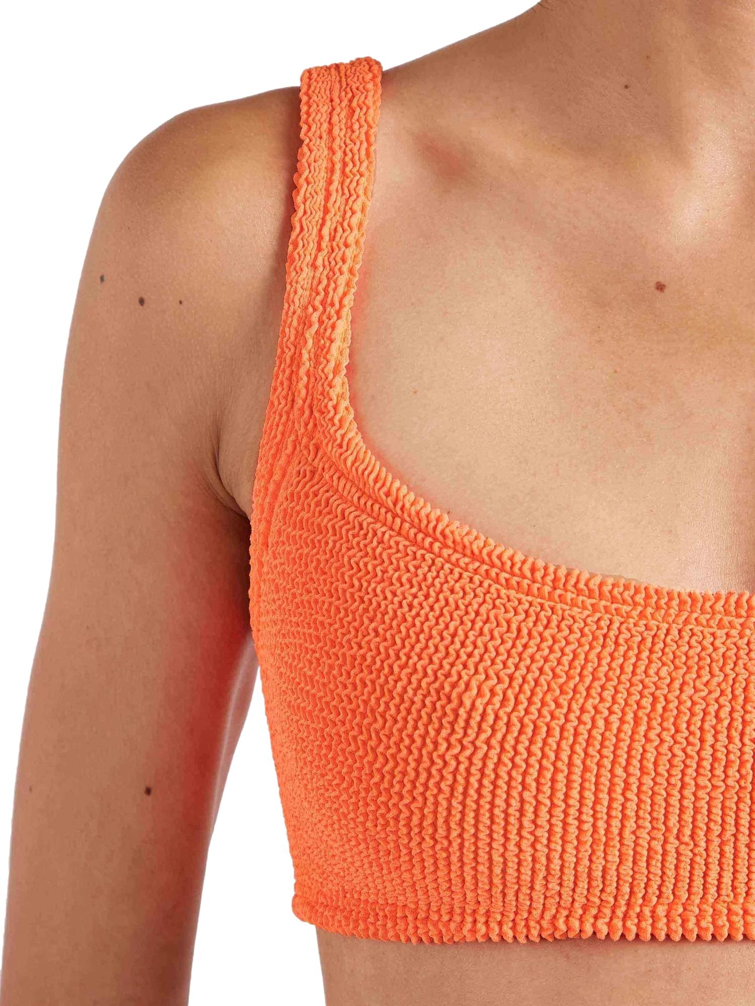 Hunza G Xandra oransje bikini, badetøy med strikket design, vist på modell i solskinn.
