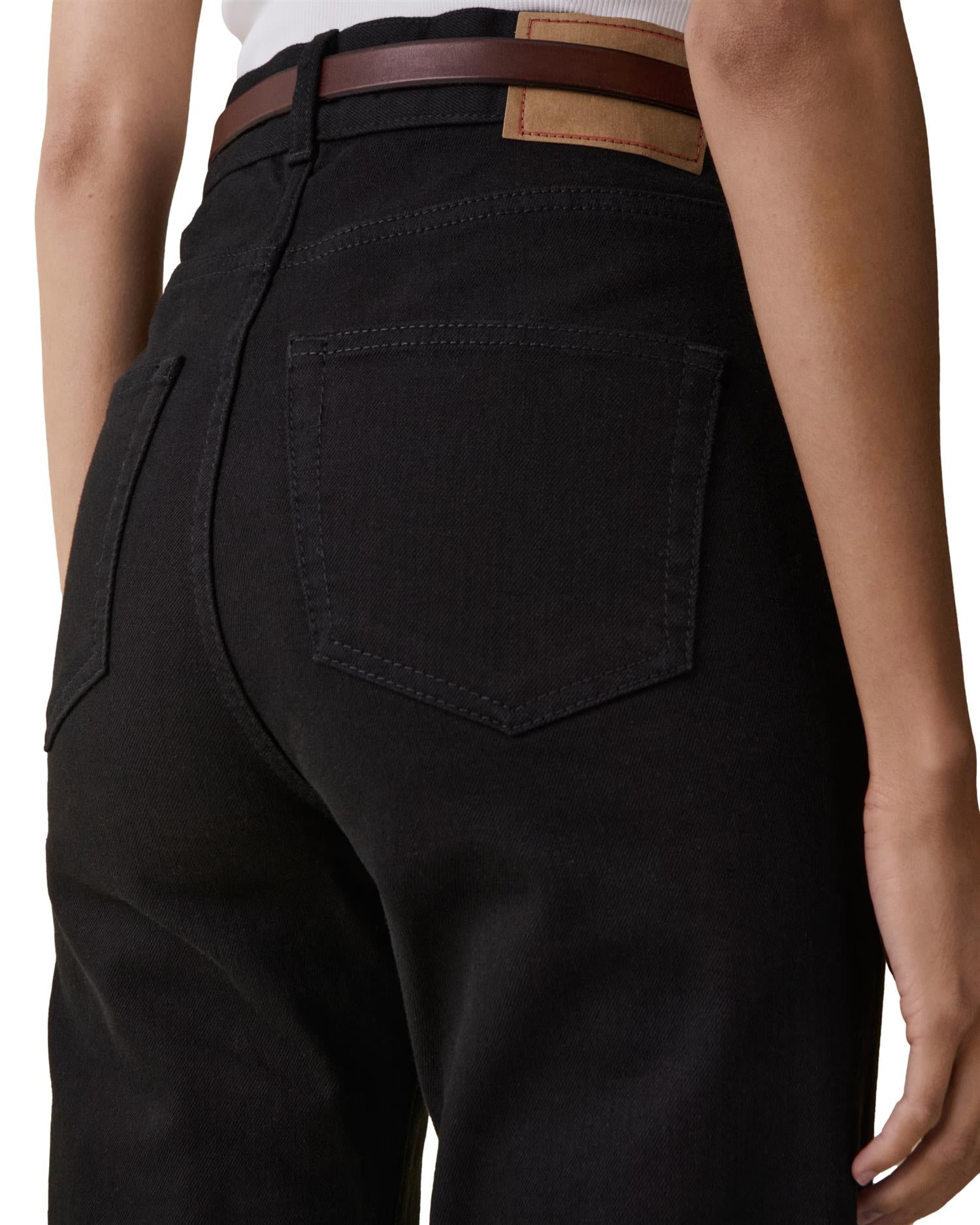 Sort Jeanerica Fuji Rinse Stay Black jeans, vises med nærbilde av stoff og passform, komfortabel og stilfull jeans for menn og kvinner.