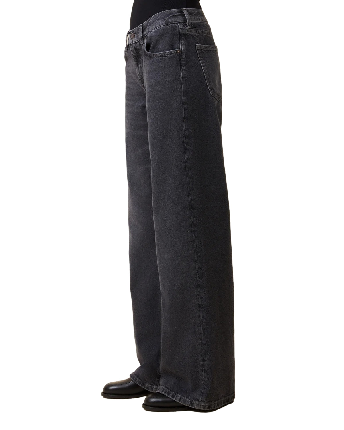 Svart Jeanerica Kyoto vintage jeans med klassisk passform, vist på modell mot en nøytral bakgrunn.