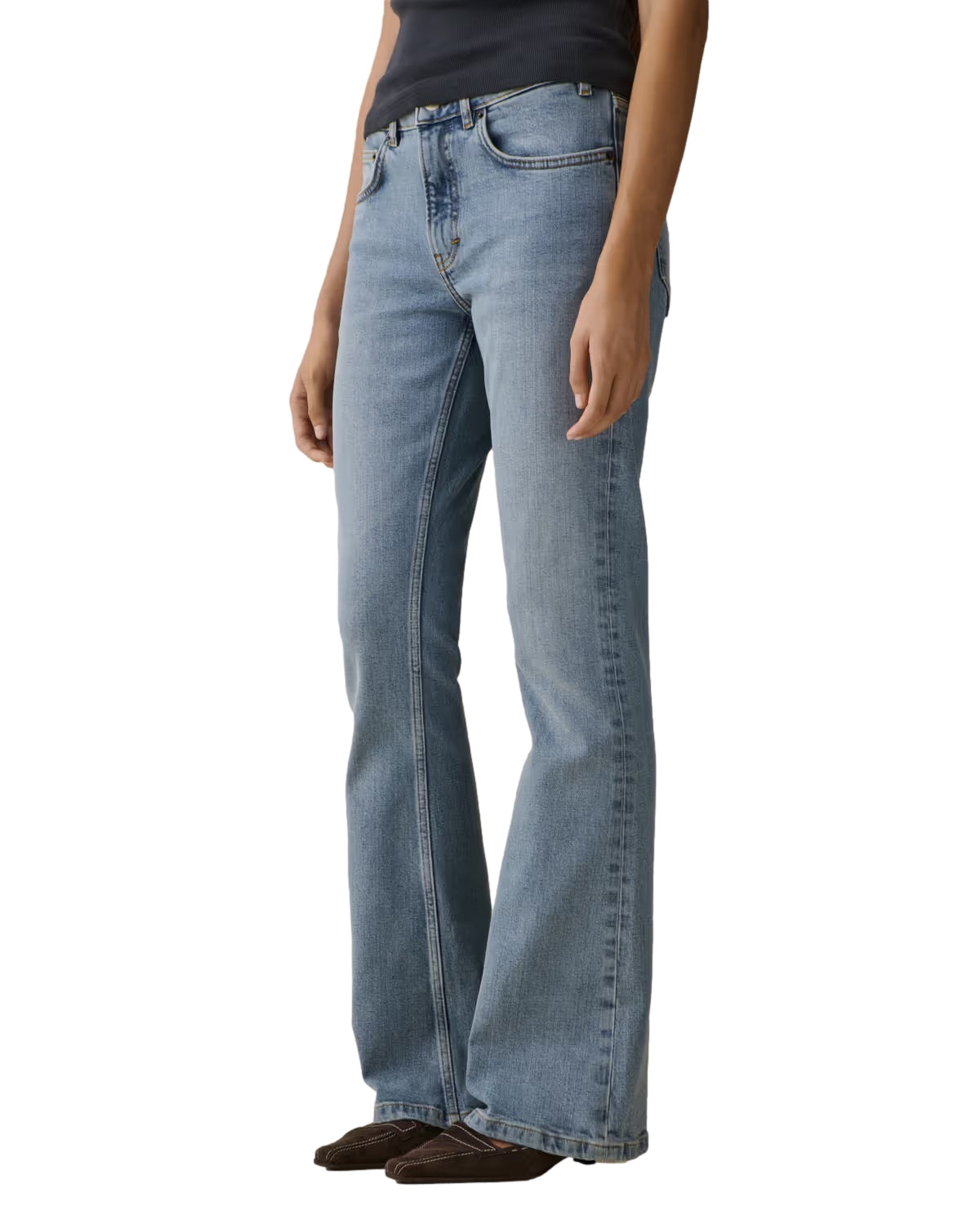 Lyseblå Jeanerica Moda Azurro vintage jeans, klassisk passform og slitestyrke, vist på modell.
