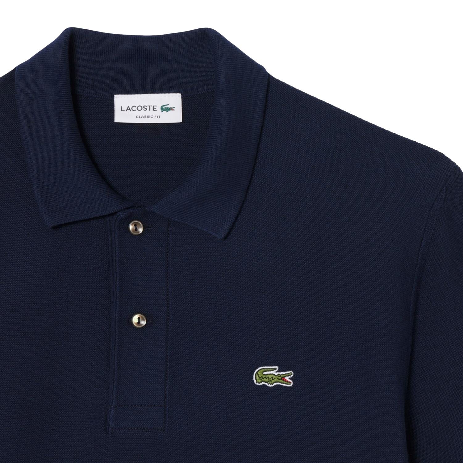 Navy Lacoste klassisk passform strikket polo T-skjorte med krage og knapp, laget av mykt bomullsstoff.